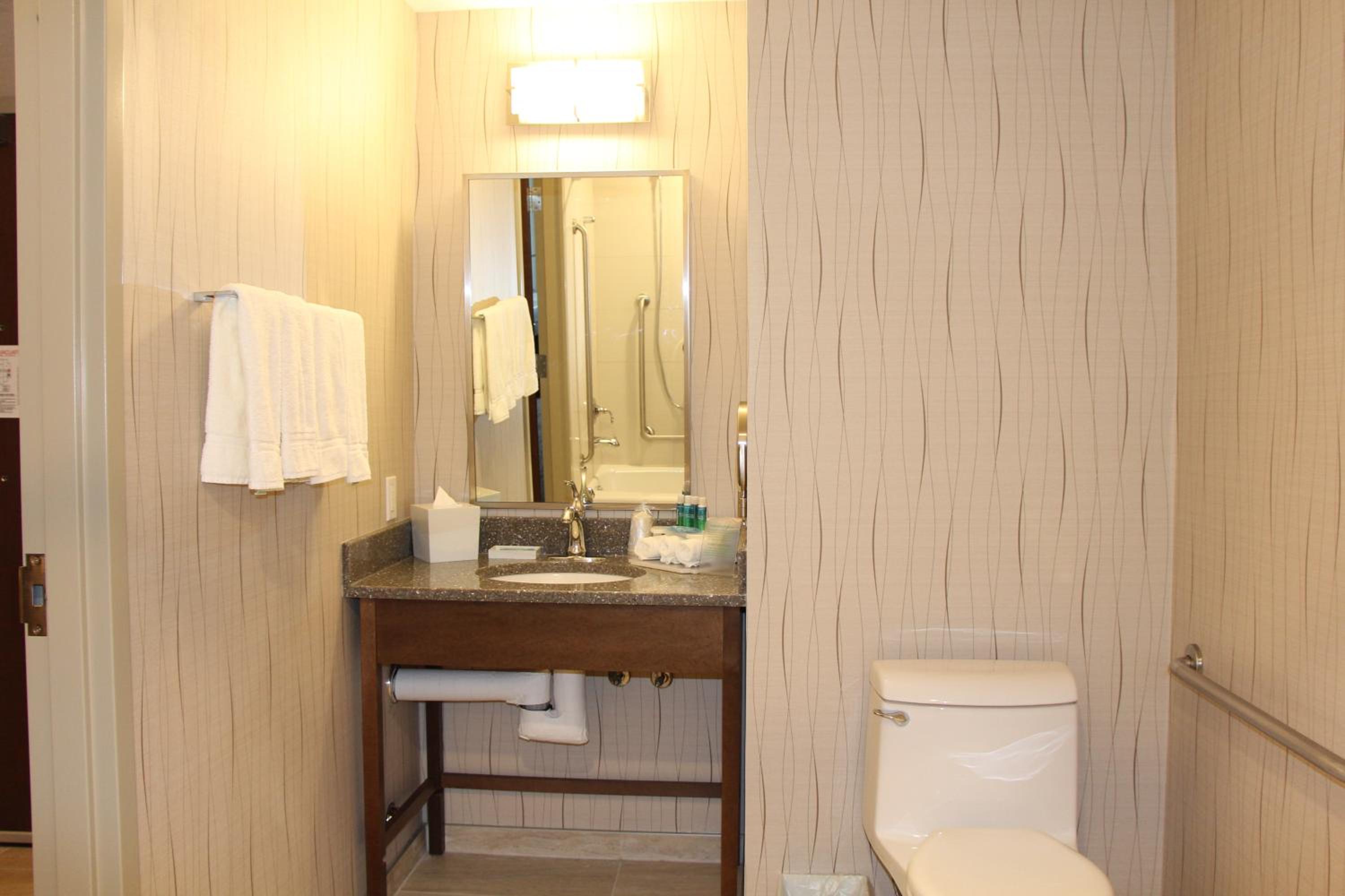 Standard Queen Room with Two Queen Beds and Tub - Mobility/Communications Accessible photo 2