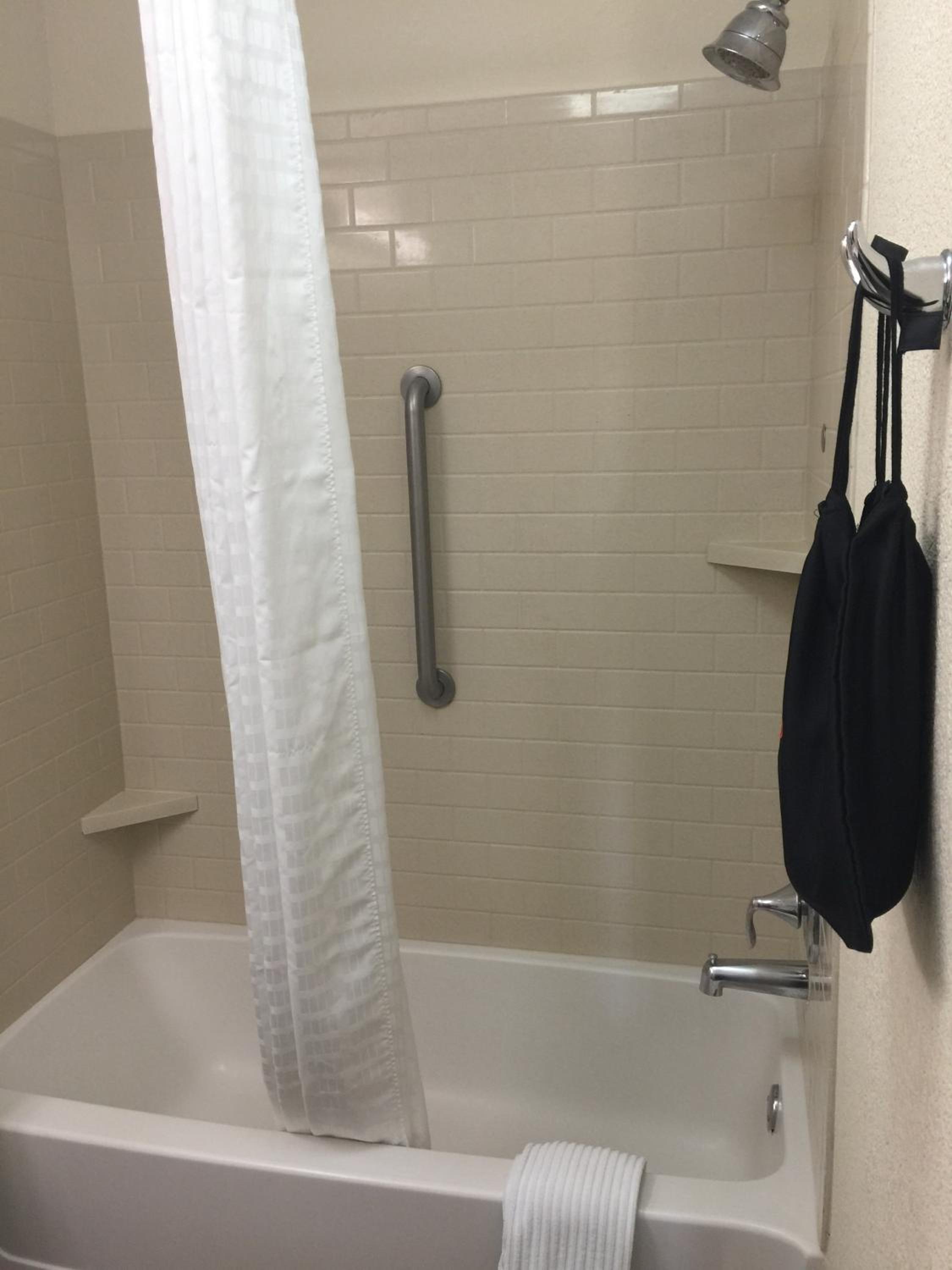 Queen Studio Suite - Mobility Access Tub/Non-Smoking photo 2