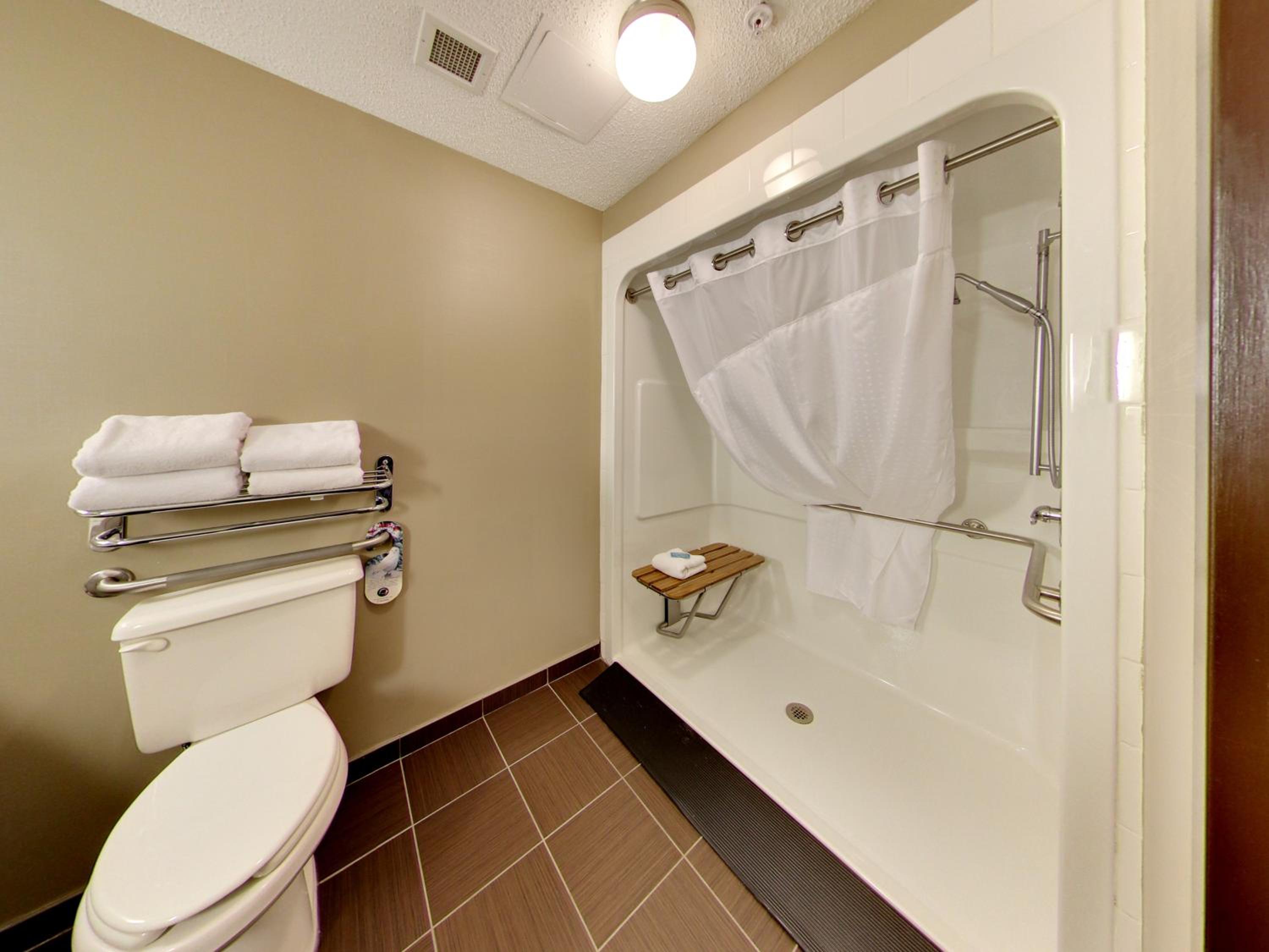 Standard Queen Room with Communications Accessible Roll-In Shower - Photo 4