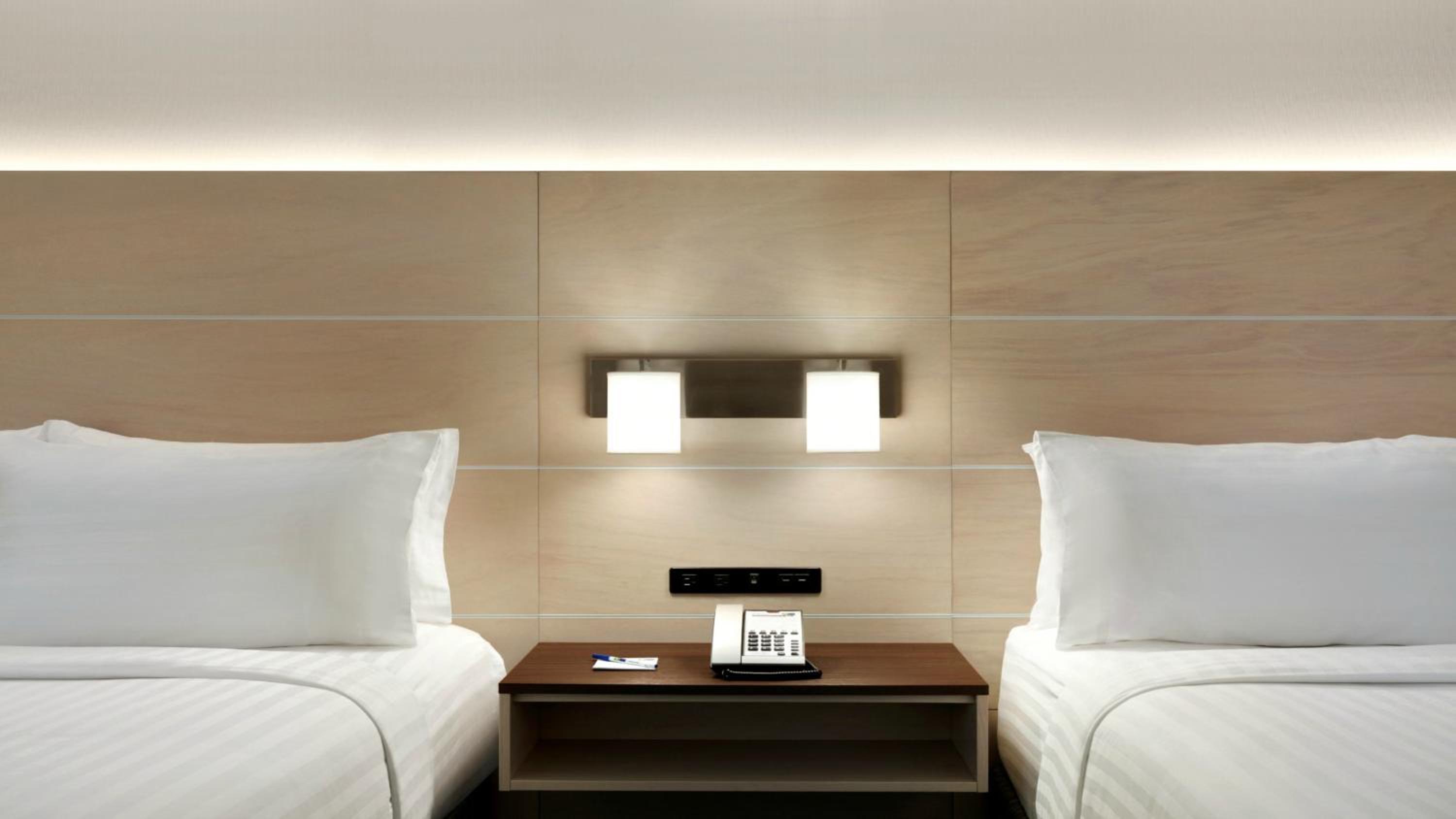 Queen Room with Two Queen Beds - Hearing Accessible/Non-Smoking photo 3