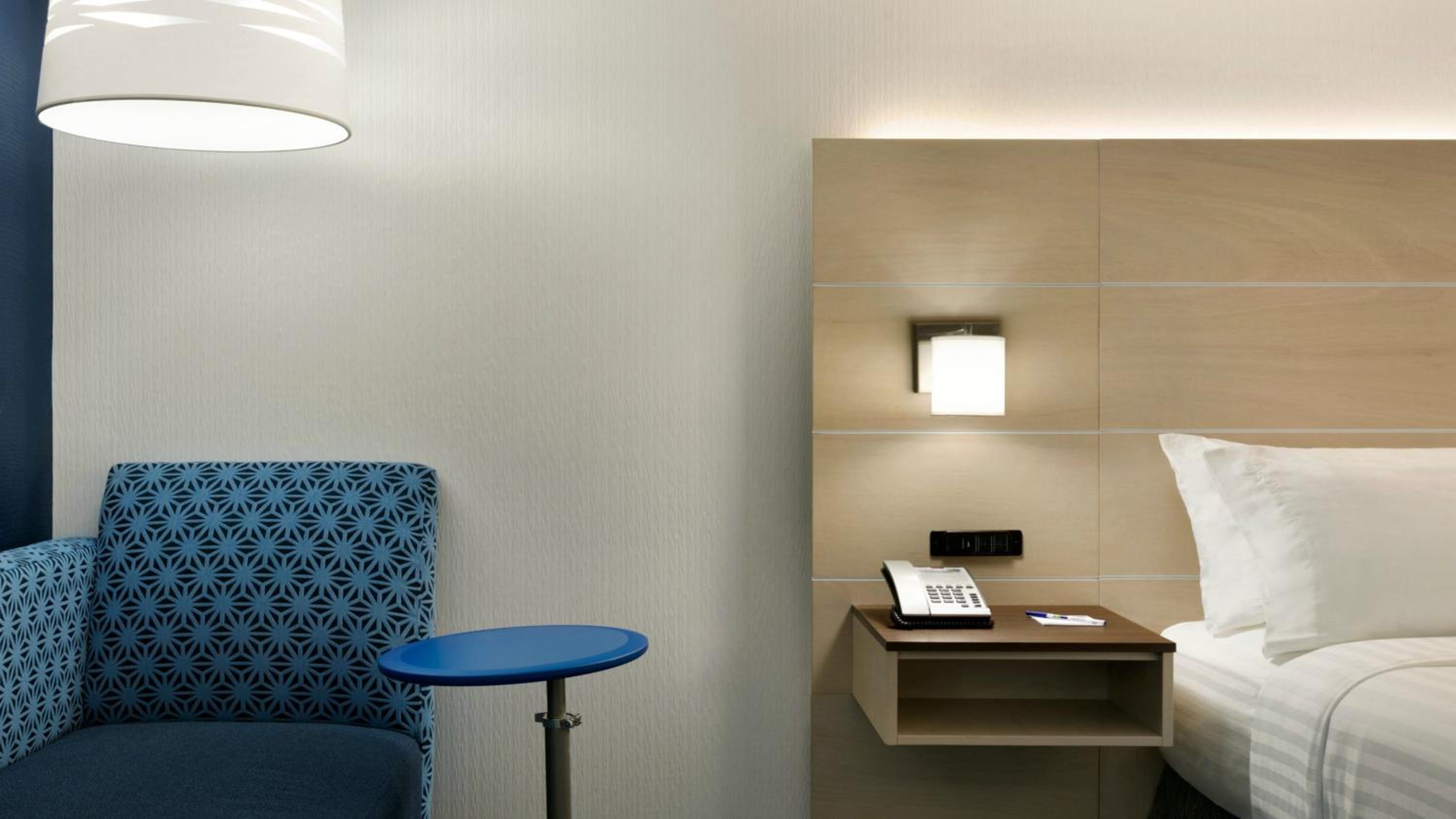Queen Room with Two Queen Beds - Hearing Accessible/Non-Smoking photo 2