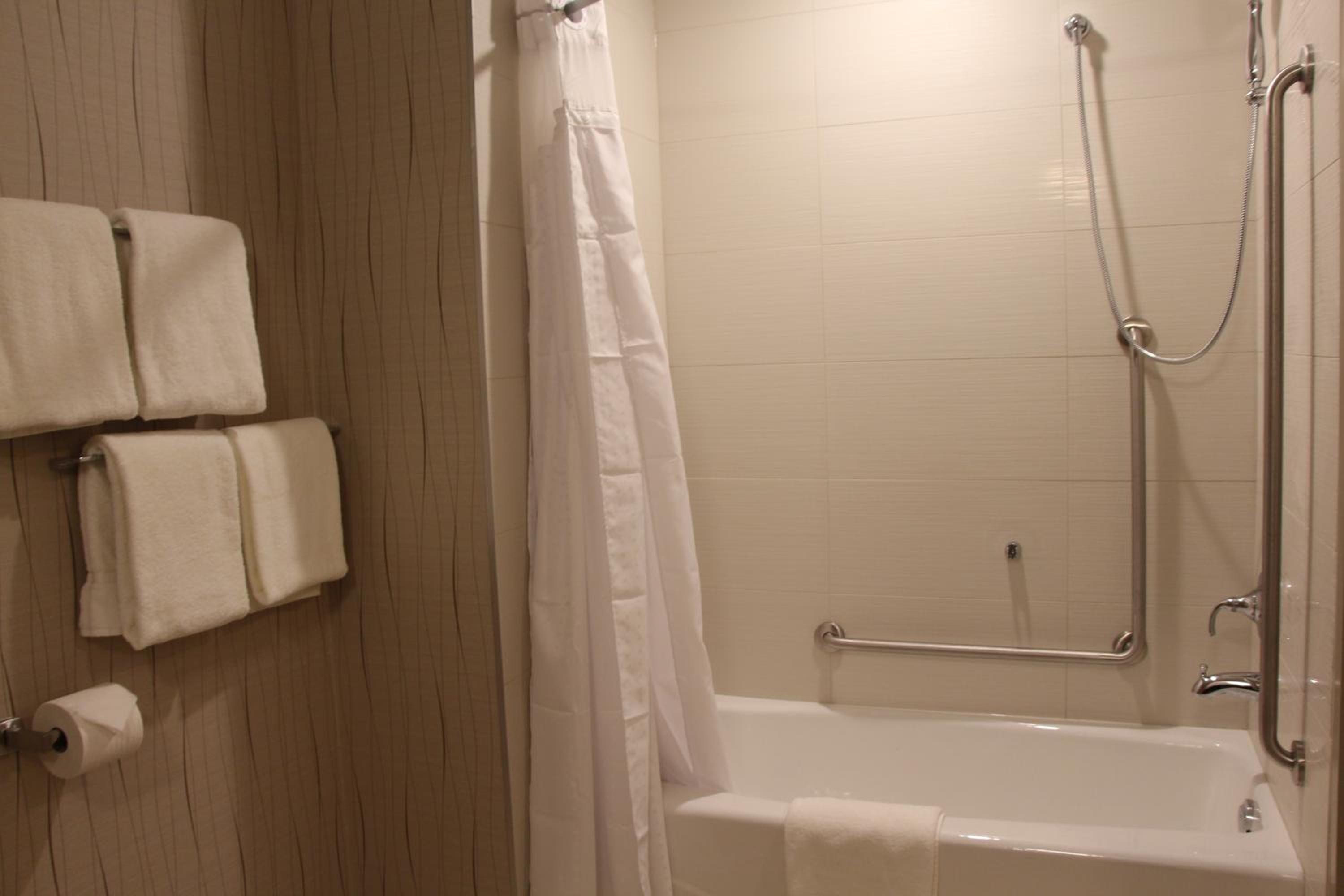 Standard Queen Room with Two Queen Beds and Tub - Mobility/Communications Accessible photo 1