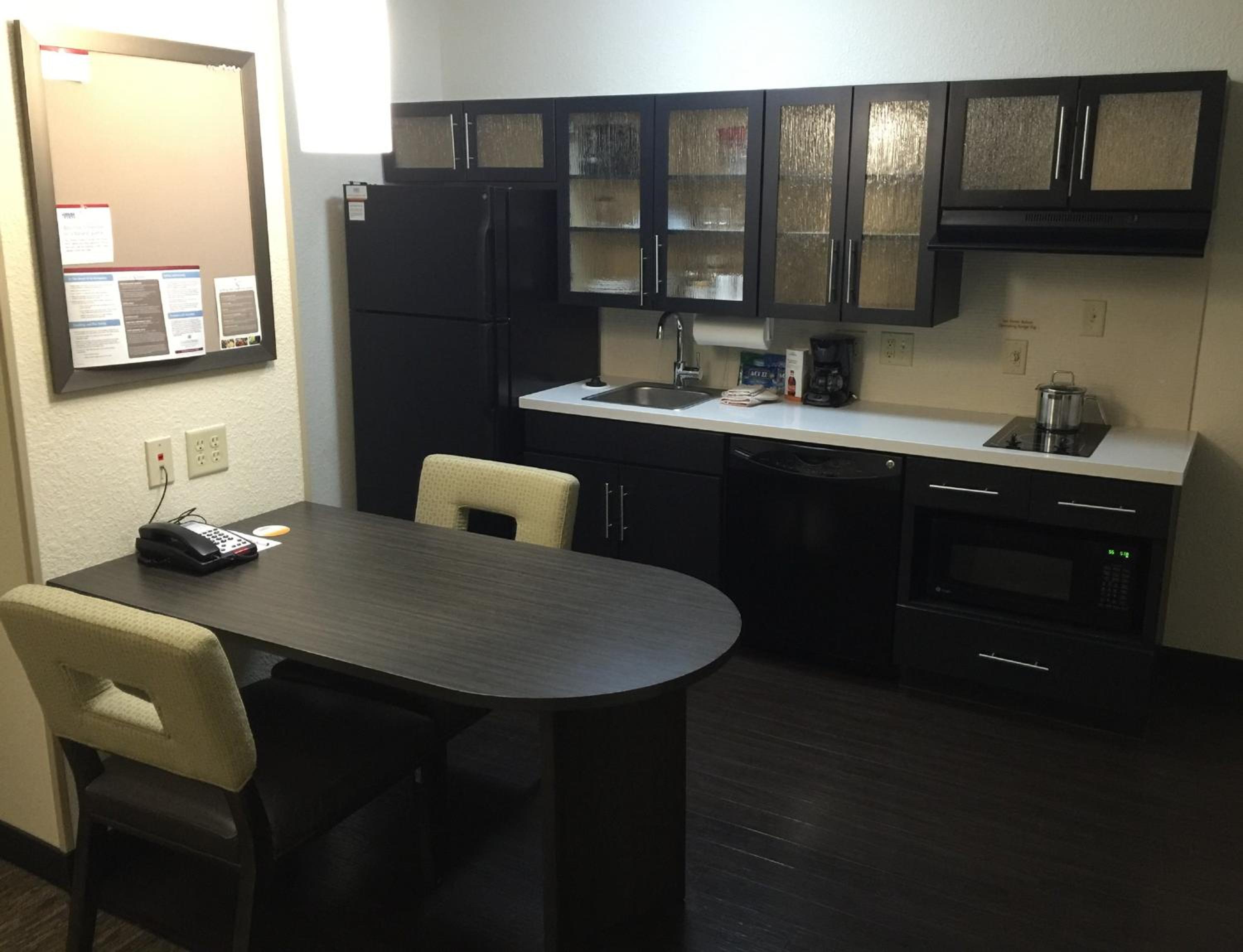One-Bedroom King Suite with Transfer Shower - Mobility and Hearing Access photo 3