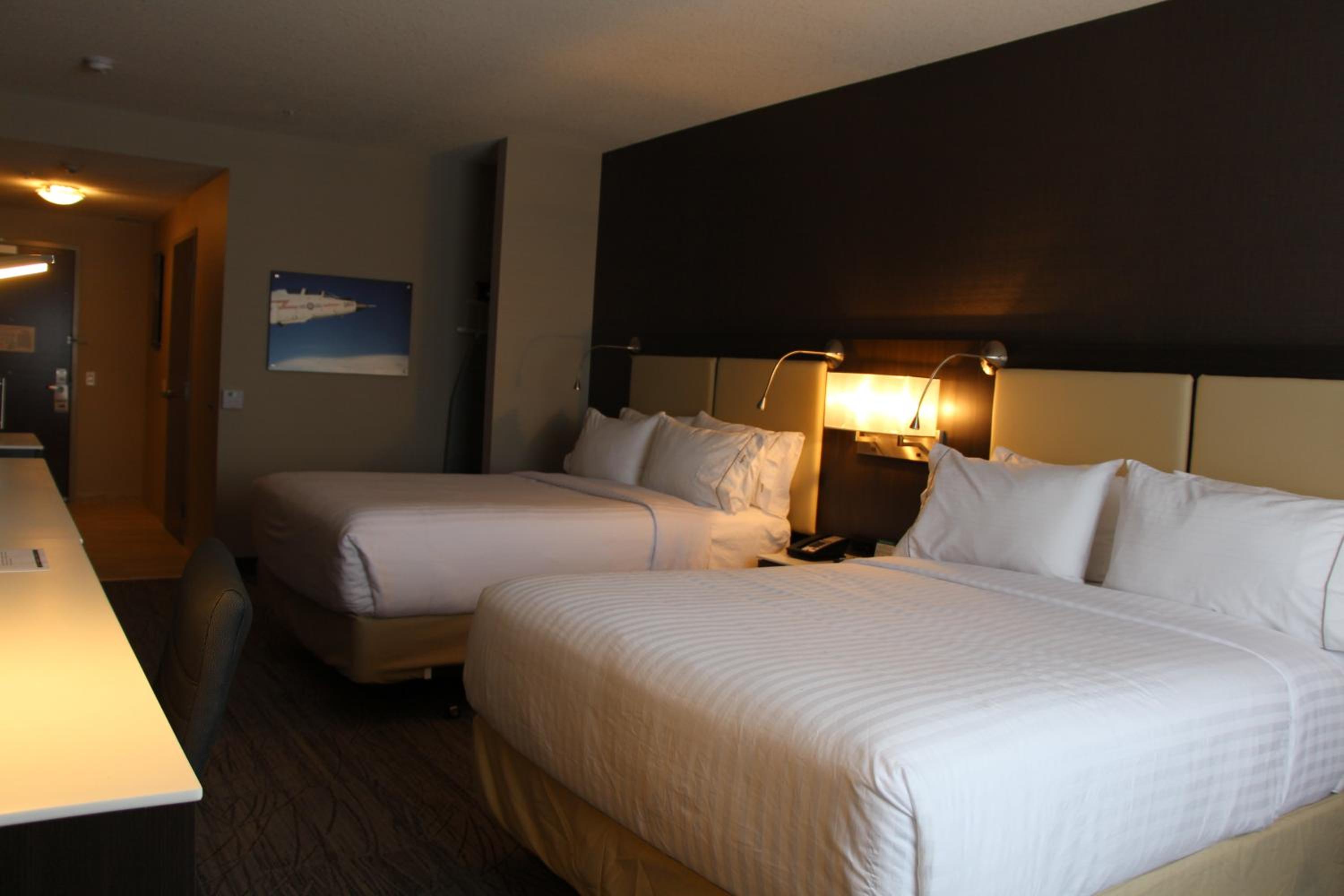 Standard Queen Room with Two Queen Beds photo 2