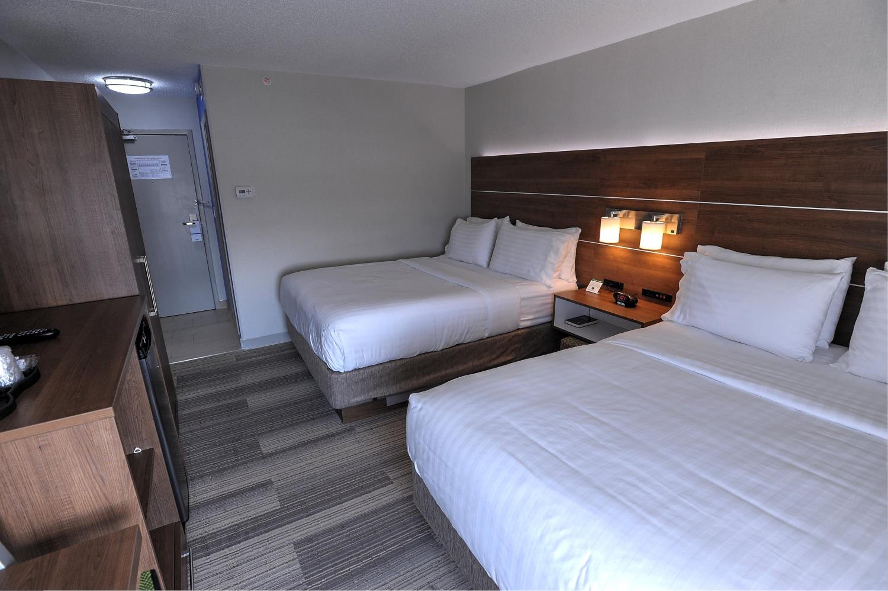 Standard Room with Two Queen Beds photo 1