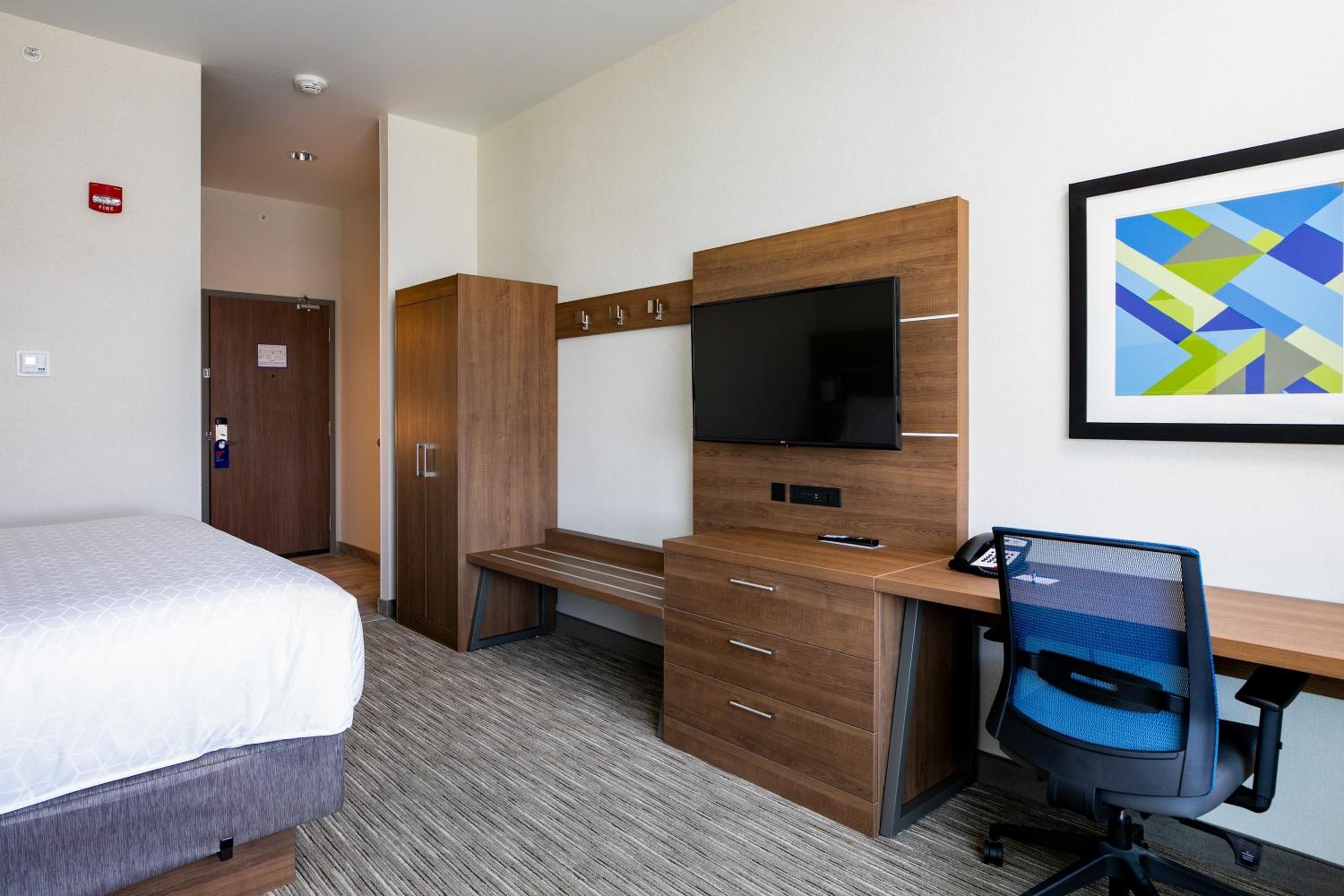 Standard King Room with Sofa Bed - Photo 1