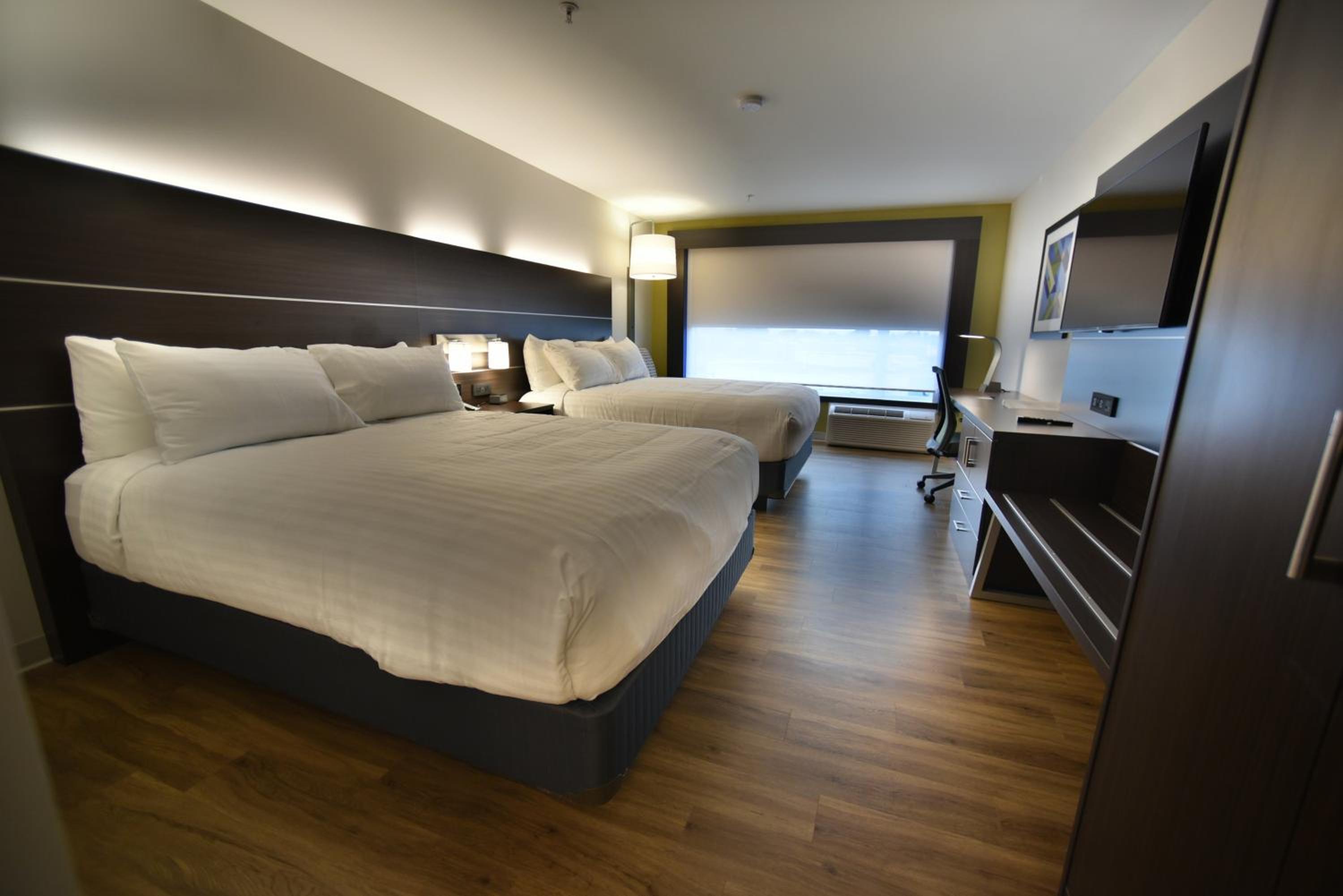 Standard Queen Room with Two Queen Beds and Walk-In Shower photo 3