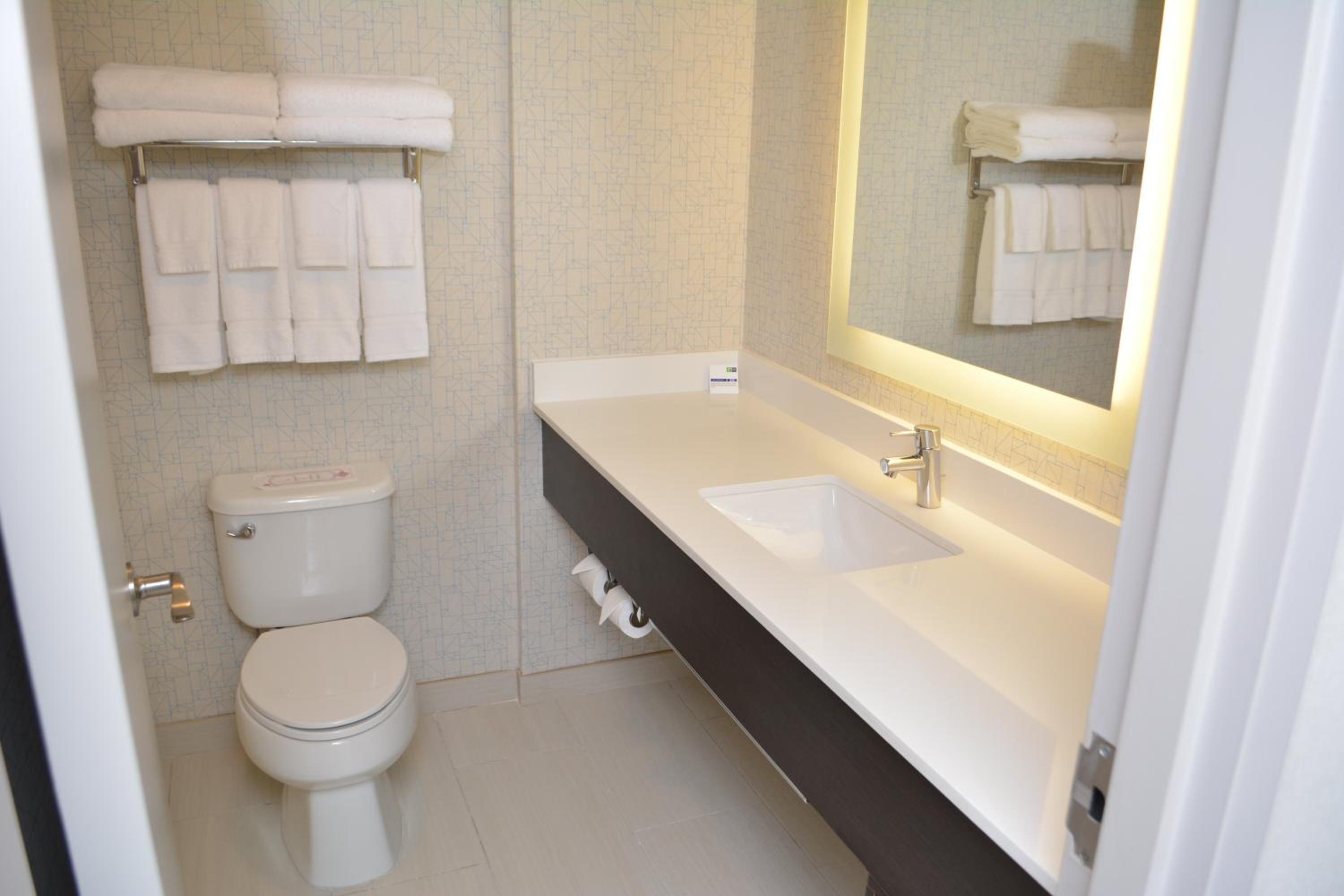 Standard Room with Two Queen Beds - Photo 2