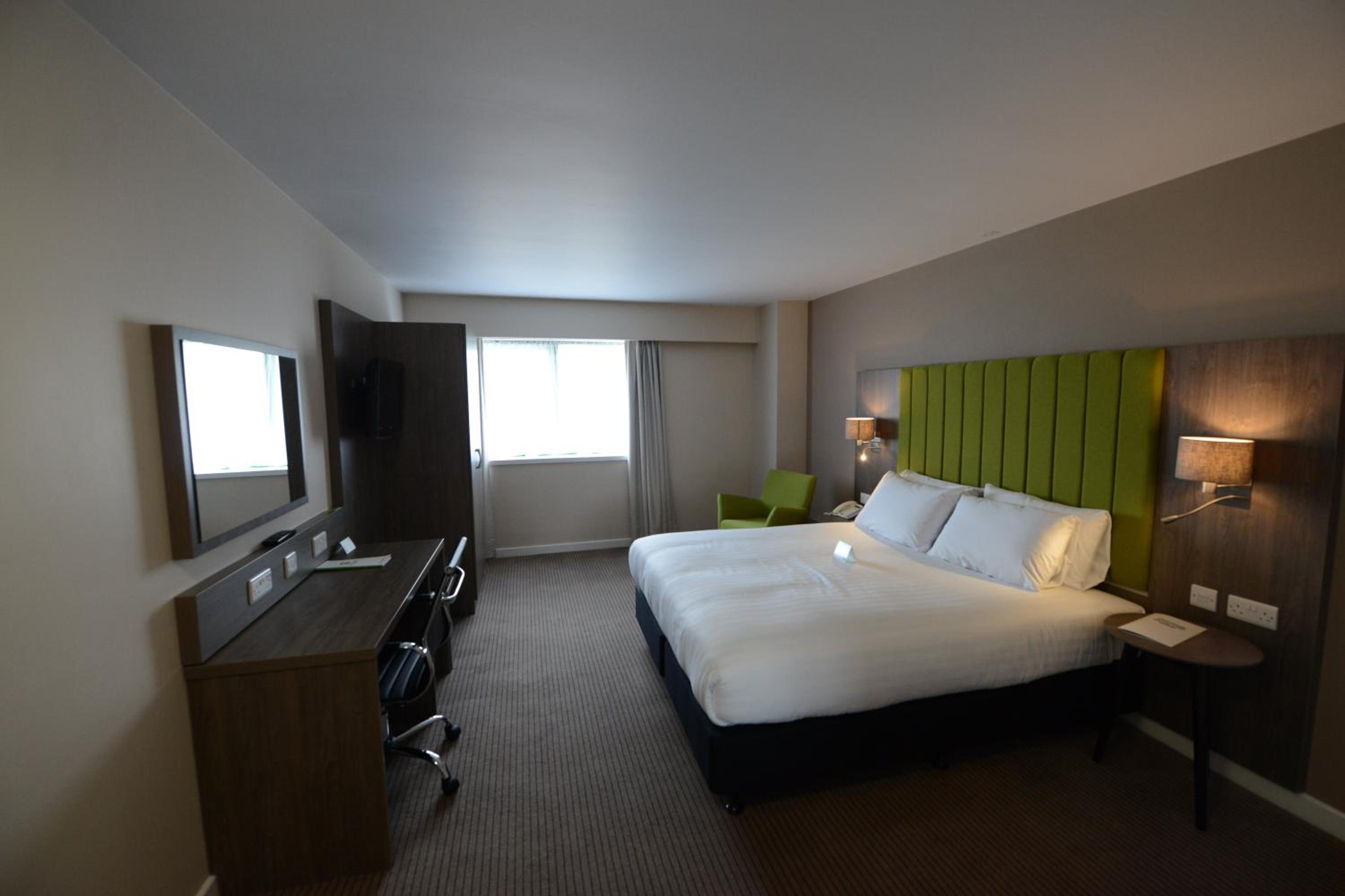 Standard King Room with Sofa Bed and Parade Ring View - Photo 1