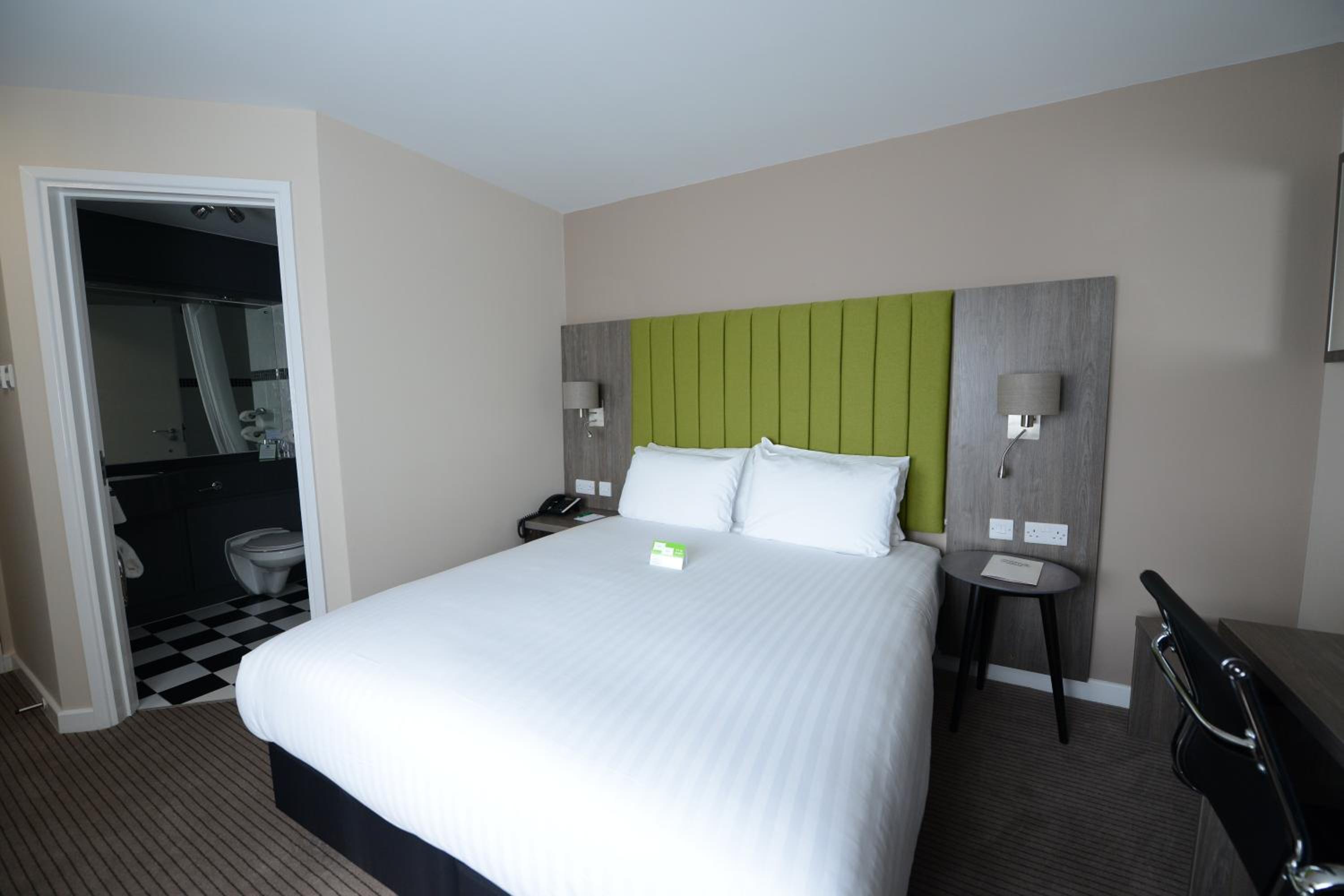 Standard King Room - Photo 5