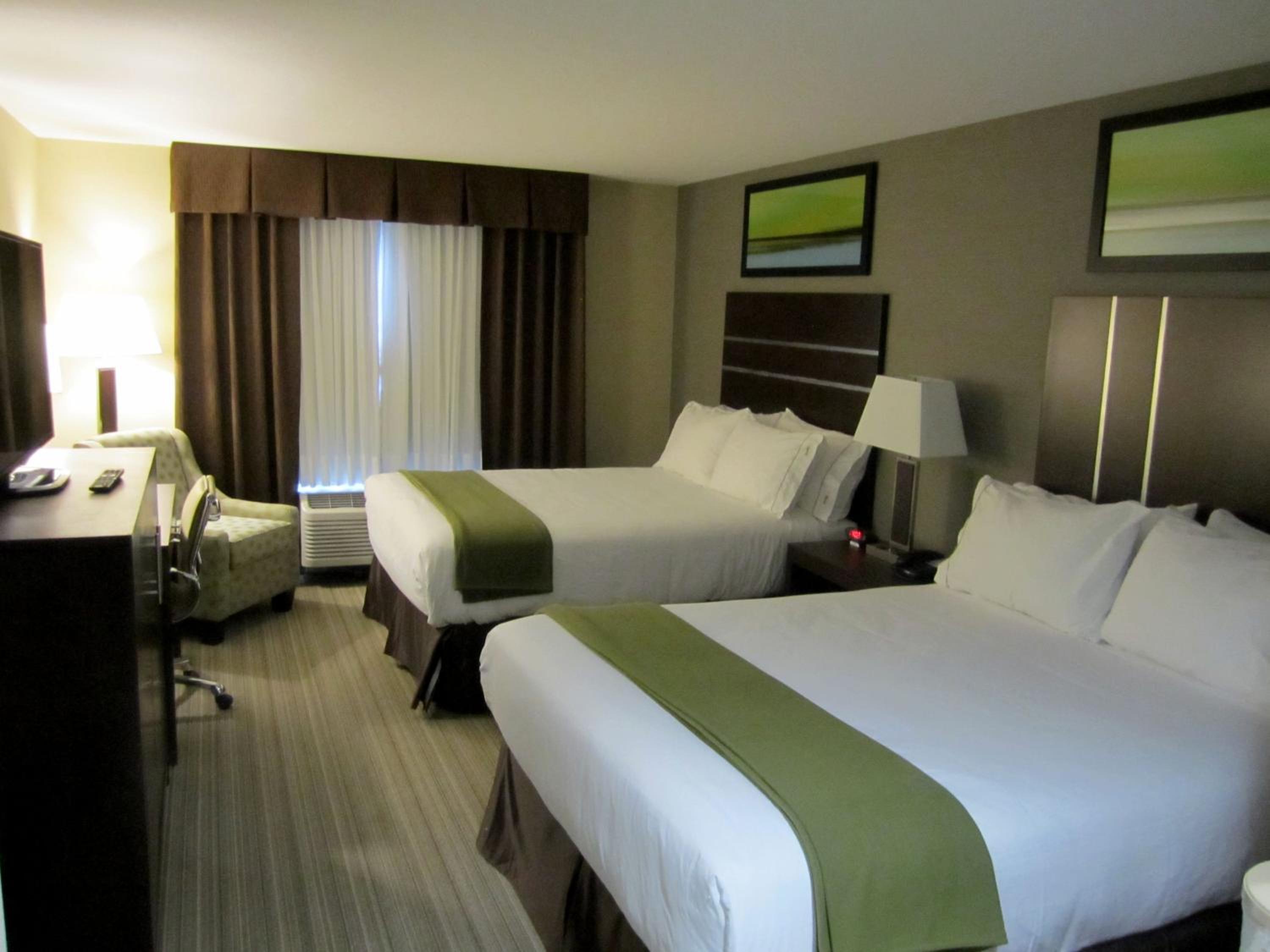 Standard Room with Two Queen Beds photo 2