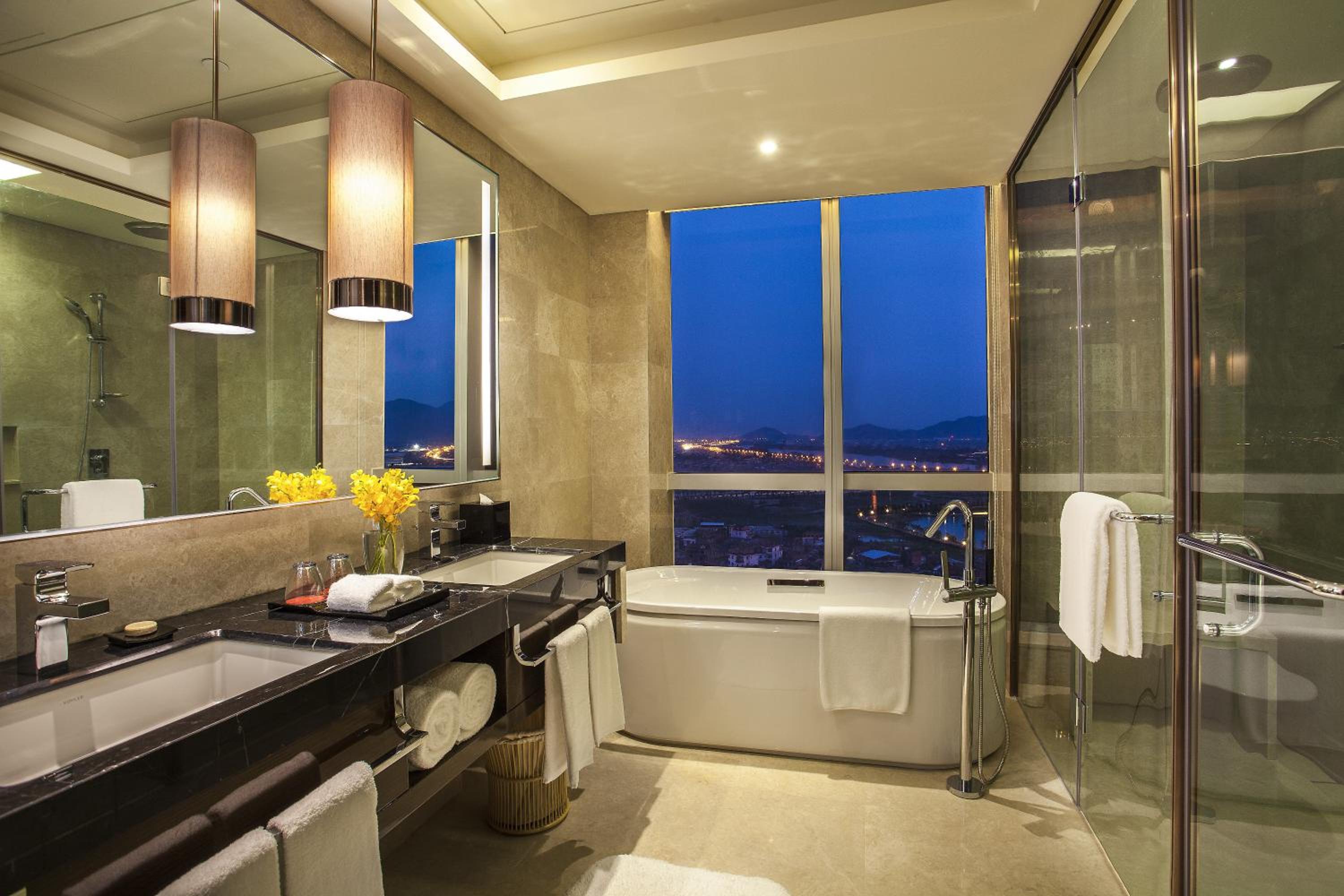 Executive King Suite with Living Area photo 3