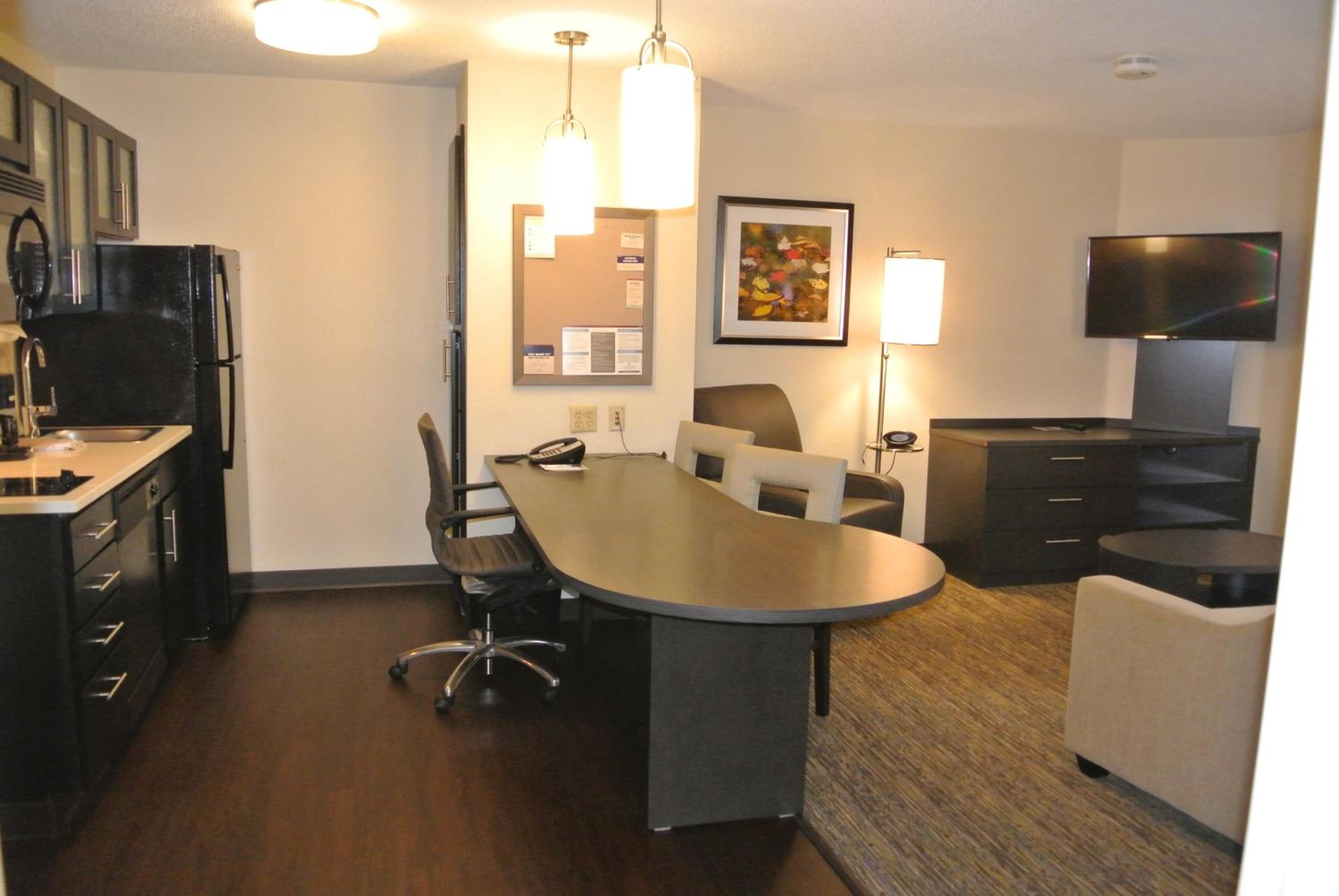 One-Bedroom Suite - Photo 2