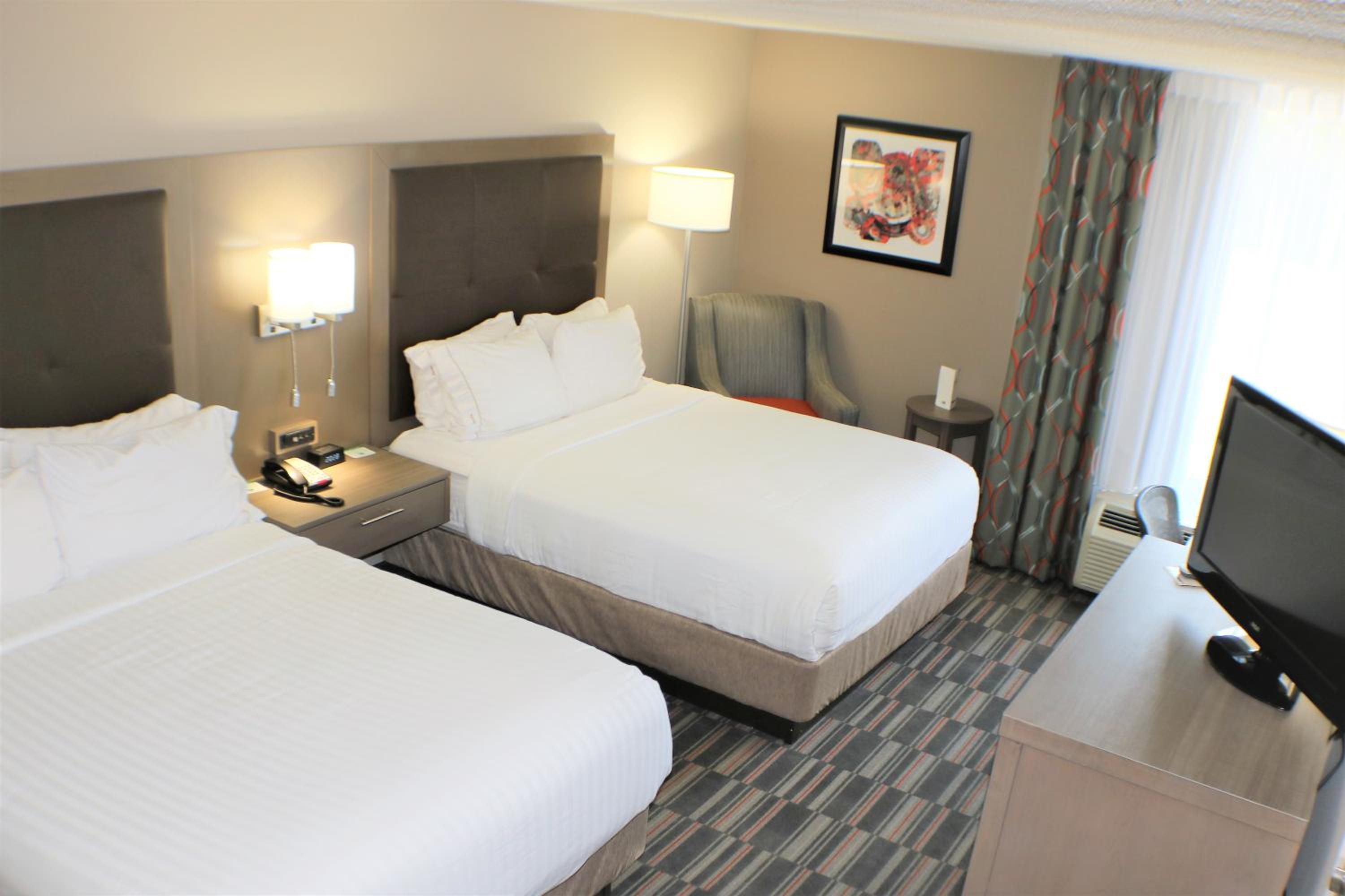 Standard Room with Two Queen Beds photo 2