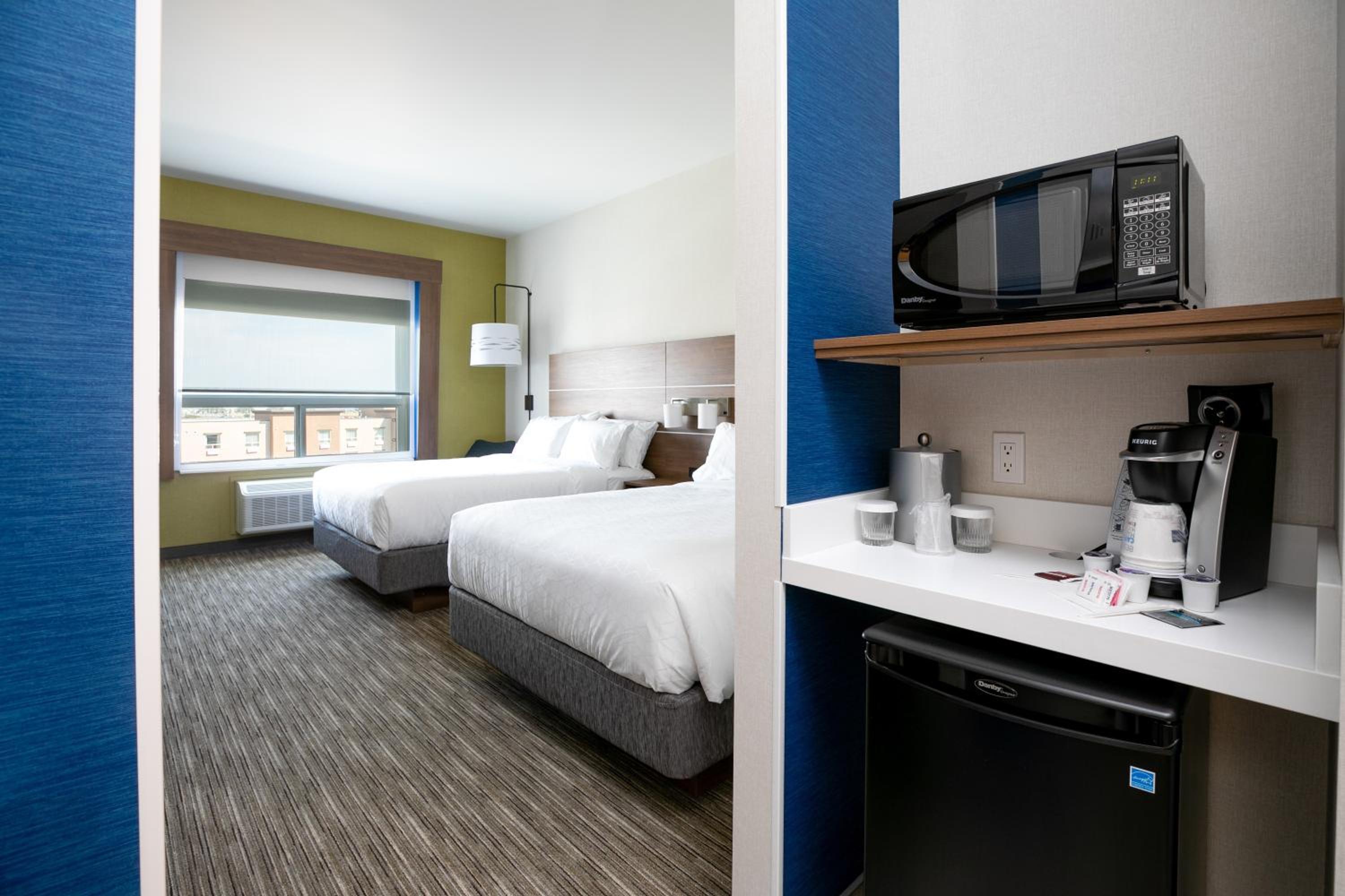 Standard Room with Two Queen Beds - Photo 2