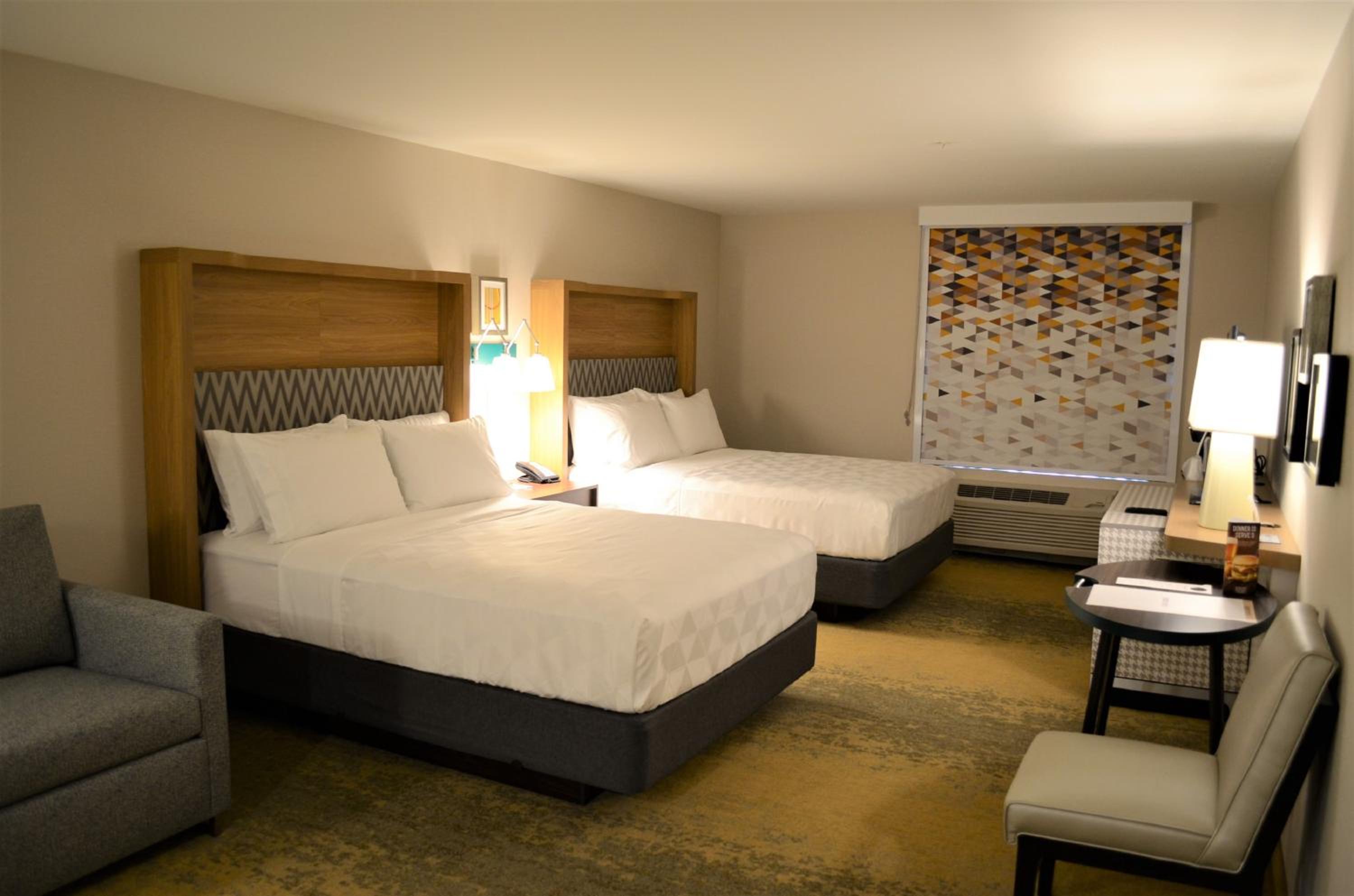 Premium Queen Room with Two Queen Beds - Photo 6