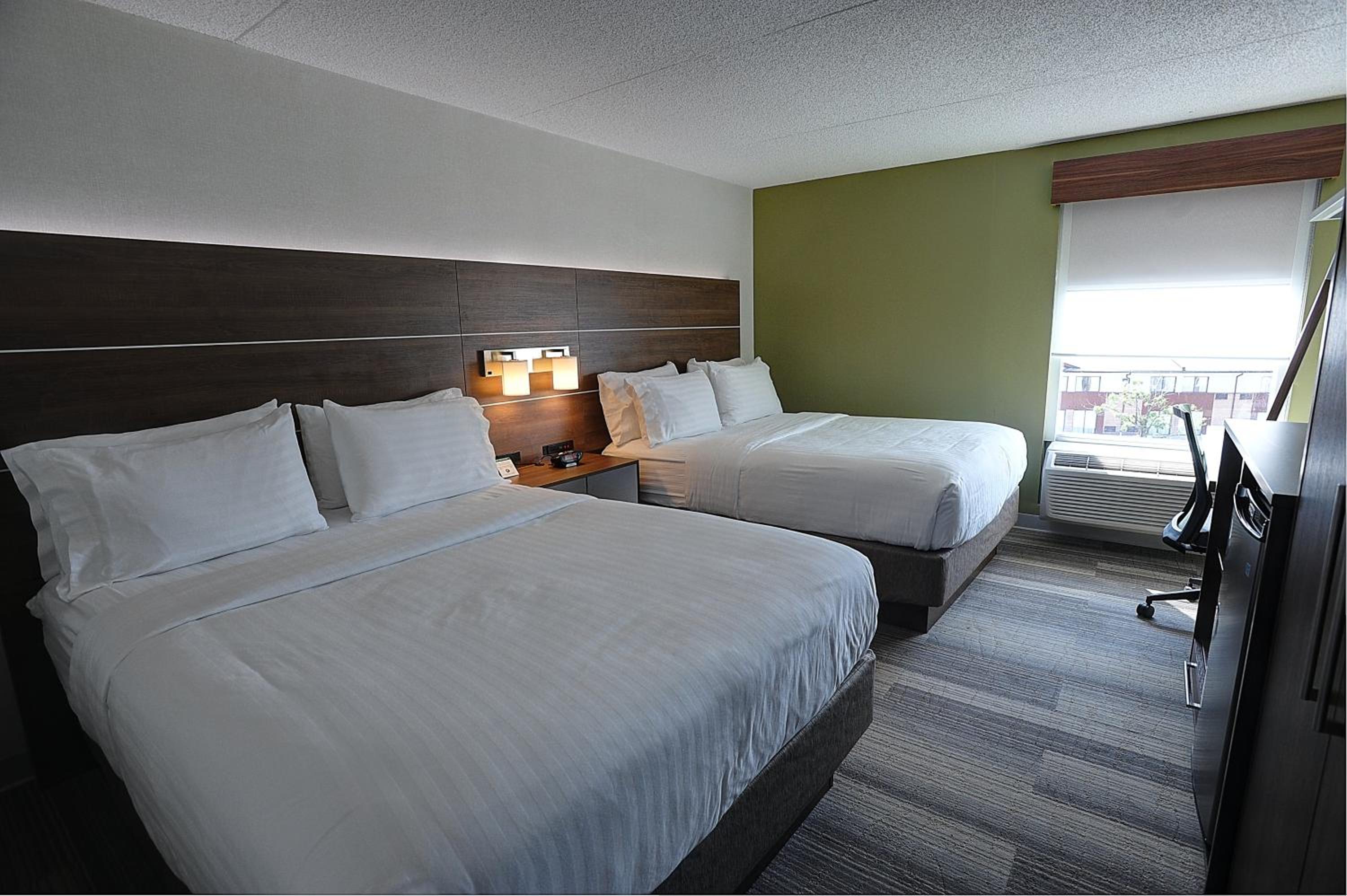 Standard Room with Two Queen Beds photo 2