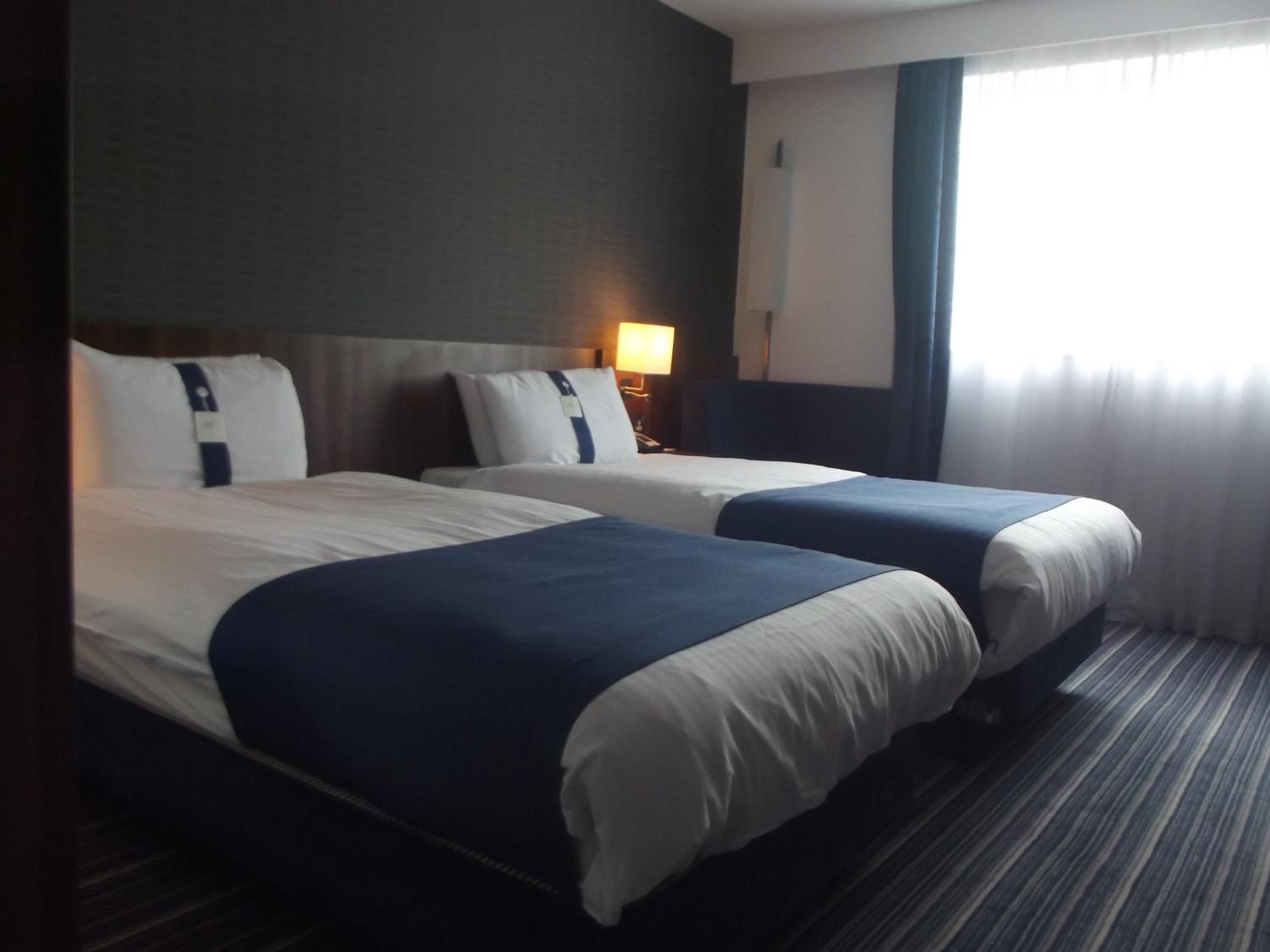 Standard Twin Room with Free Hot Breakfast - Photo 1