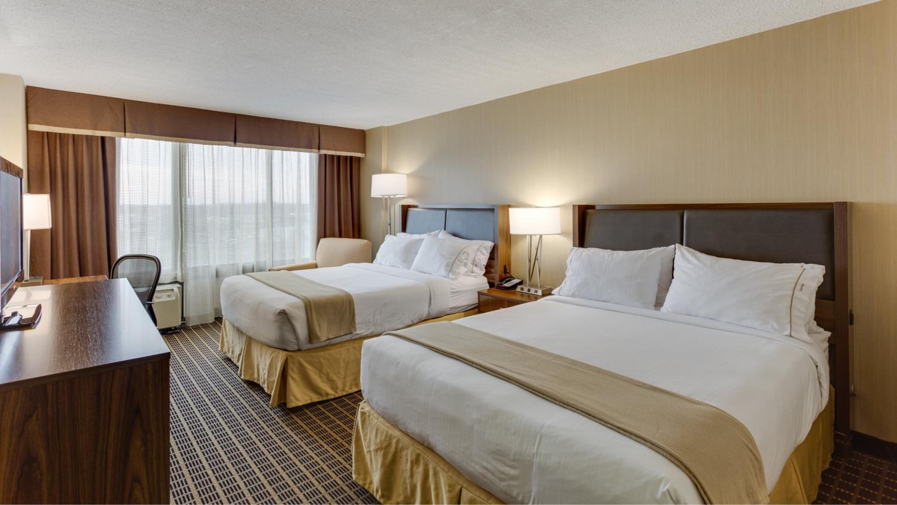 Standard Room with Two Queen Beds - Photo 3