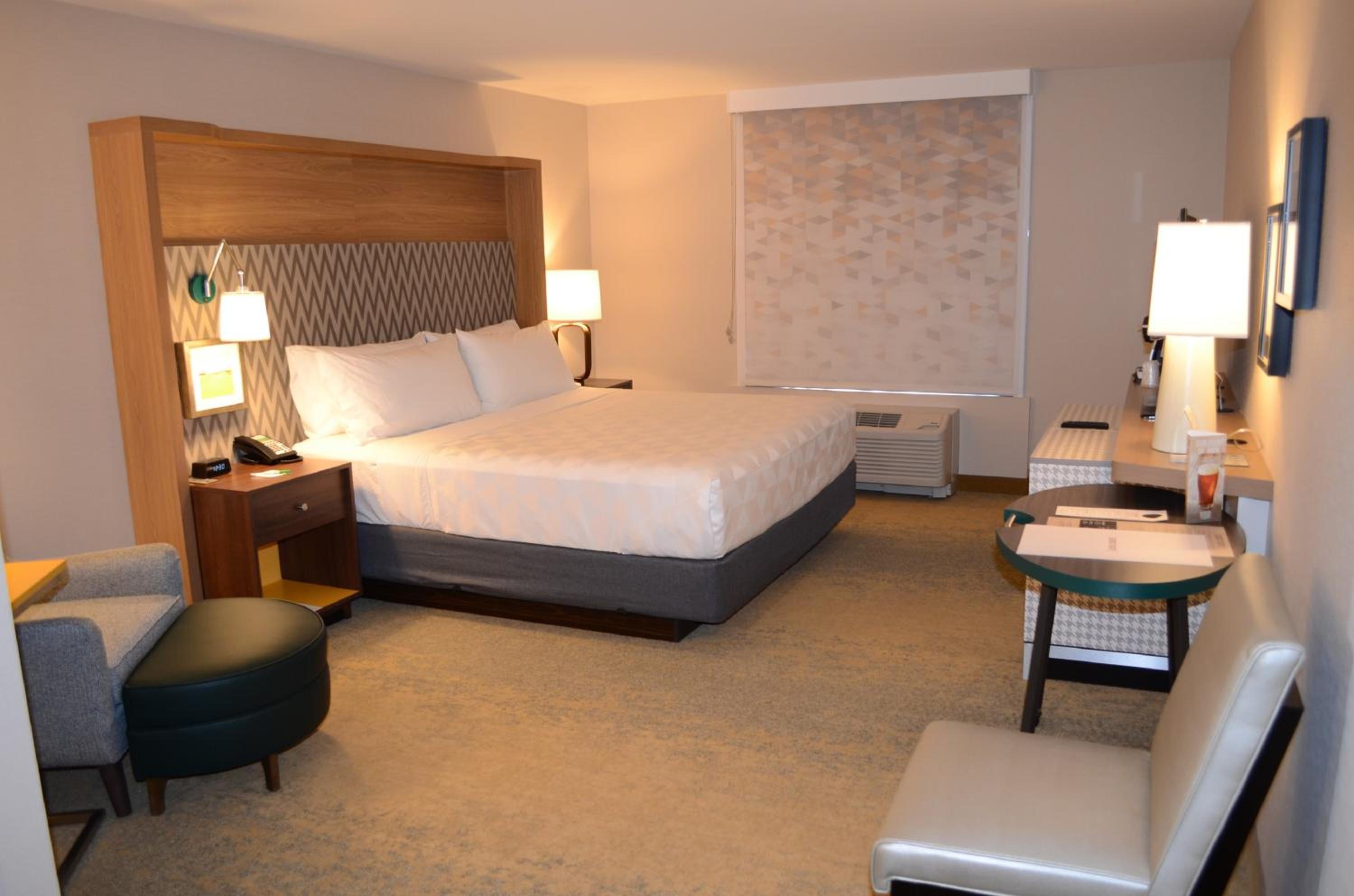 Standard King Room - Photo 3