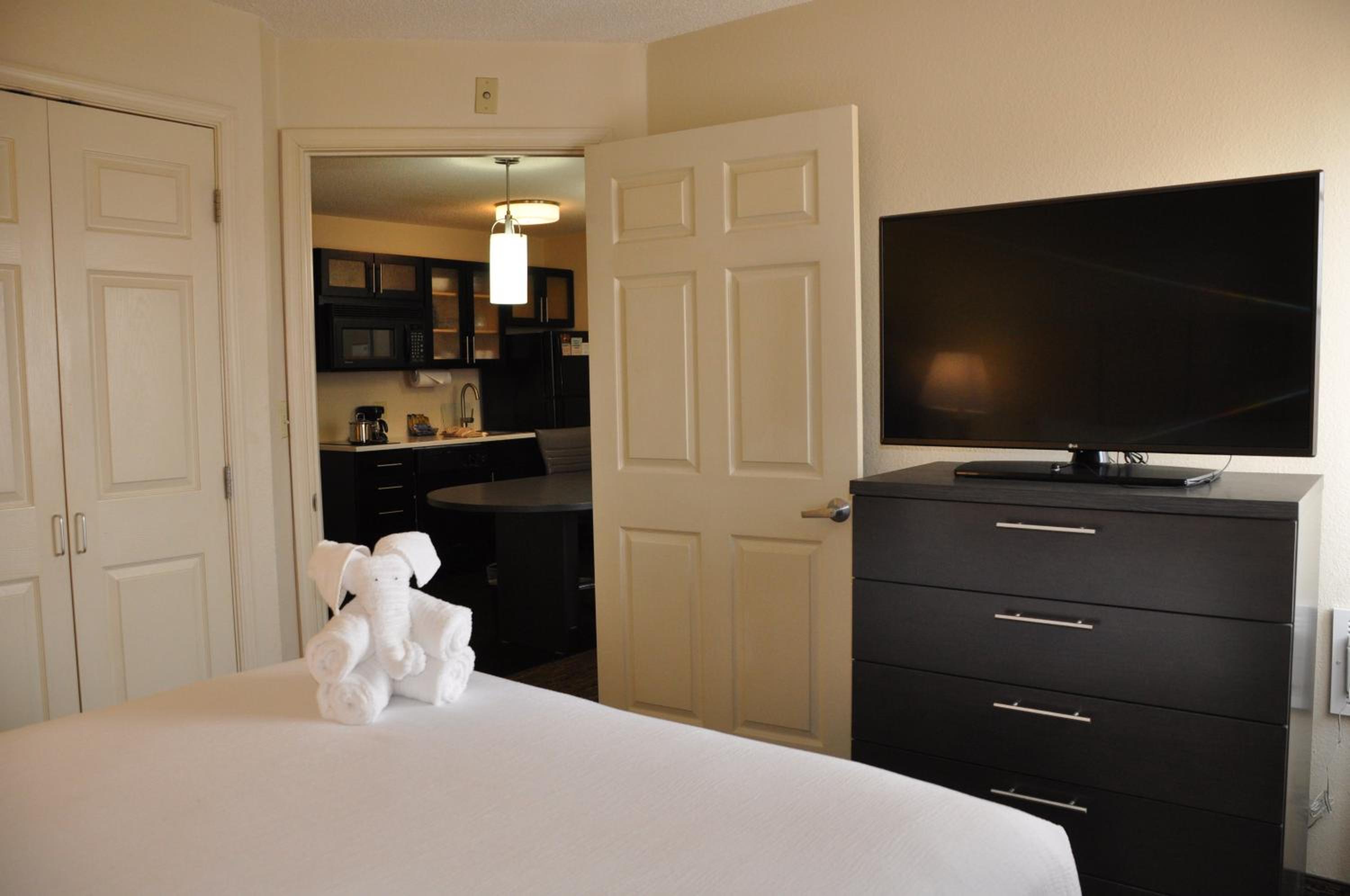 One-Bedroom Queen Suite -Non-Smoking photo 1