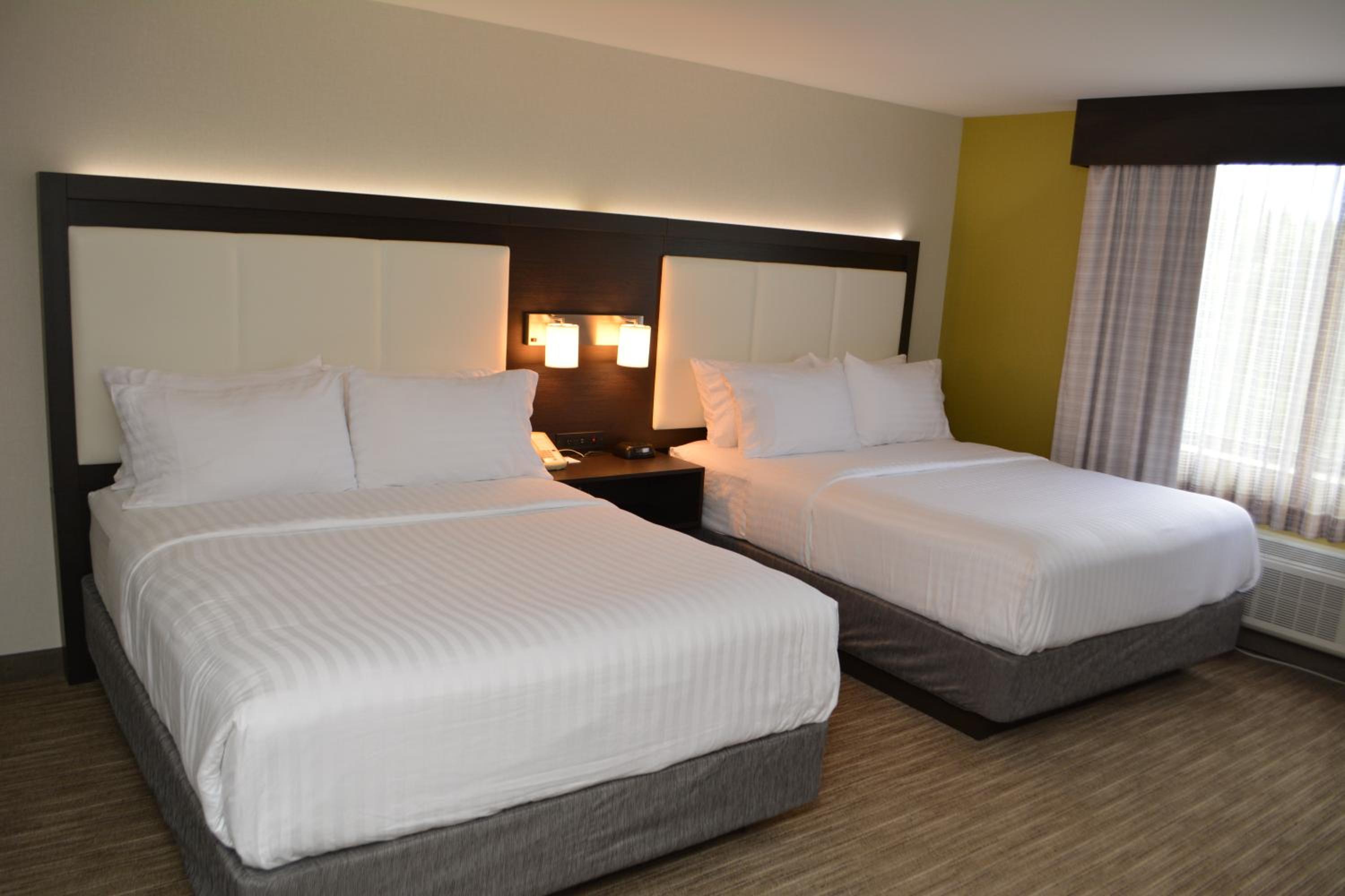 Standard Room with Two Queen Beds - Photo 1