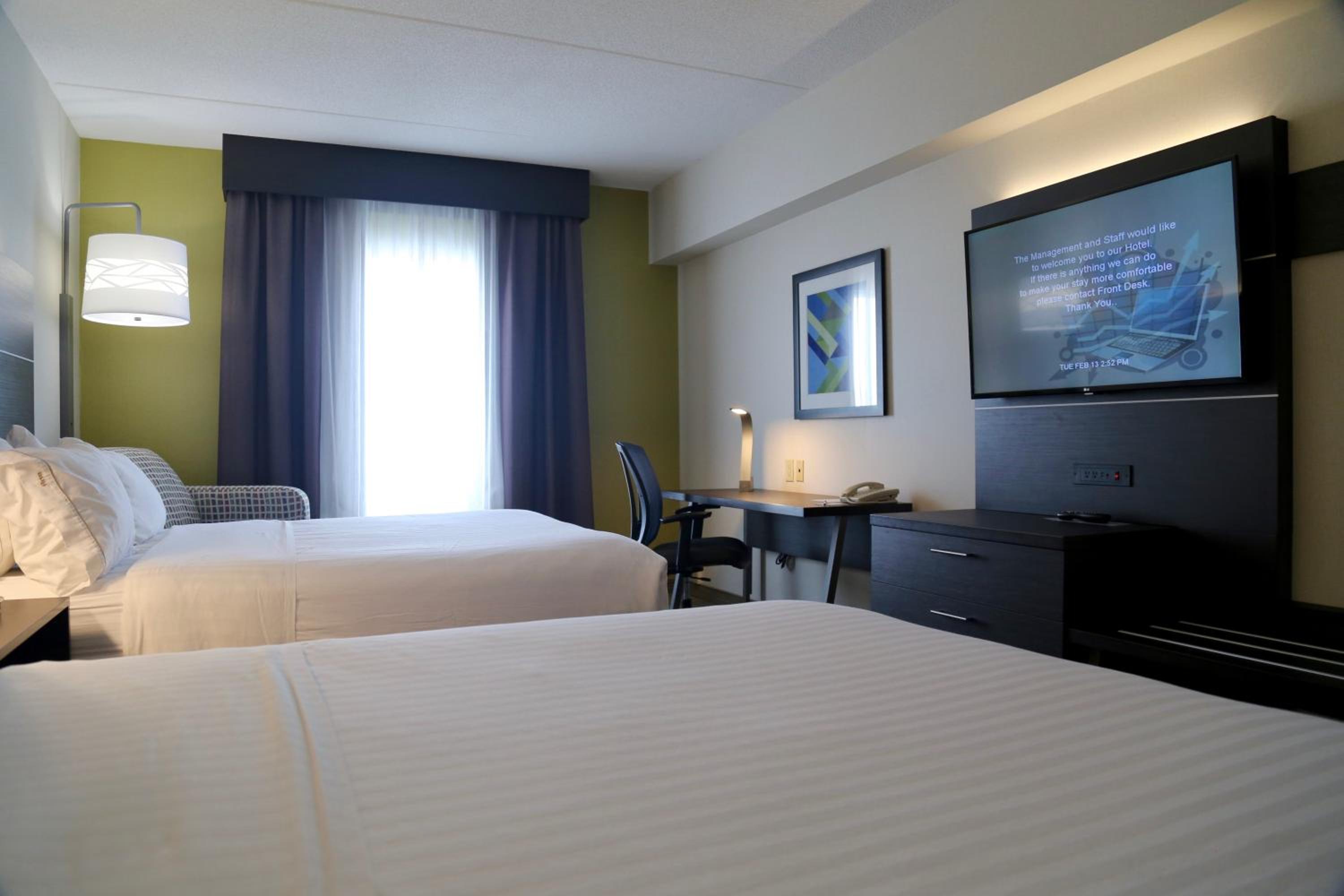 Standard Room with Two Queen Beds - Photo 5