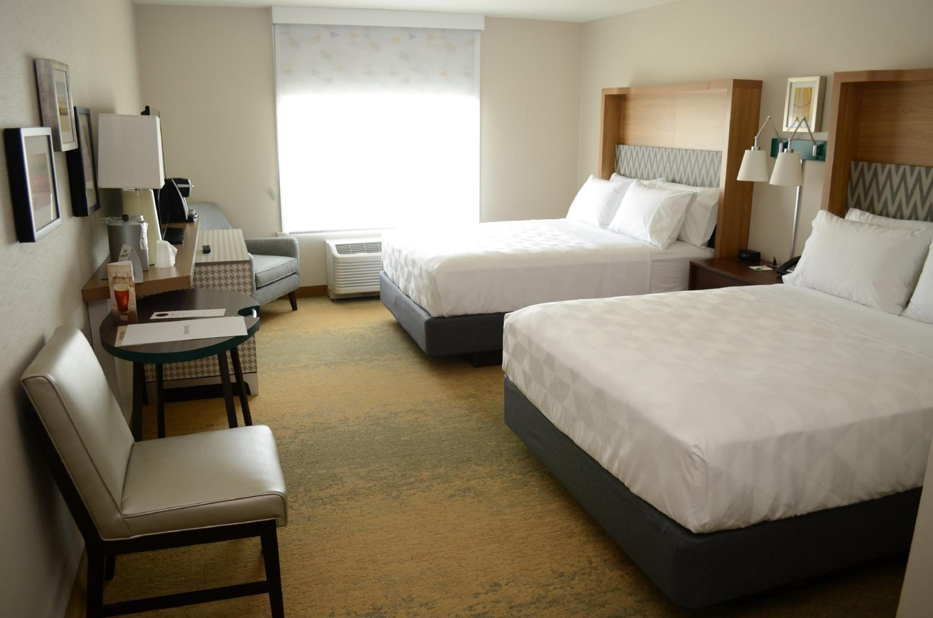 Premium Queen Room with Two Queen Beds - Photo 12
