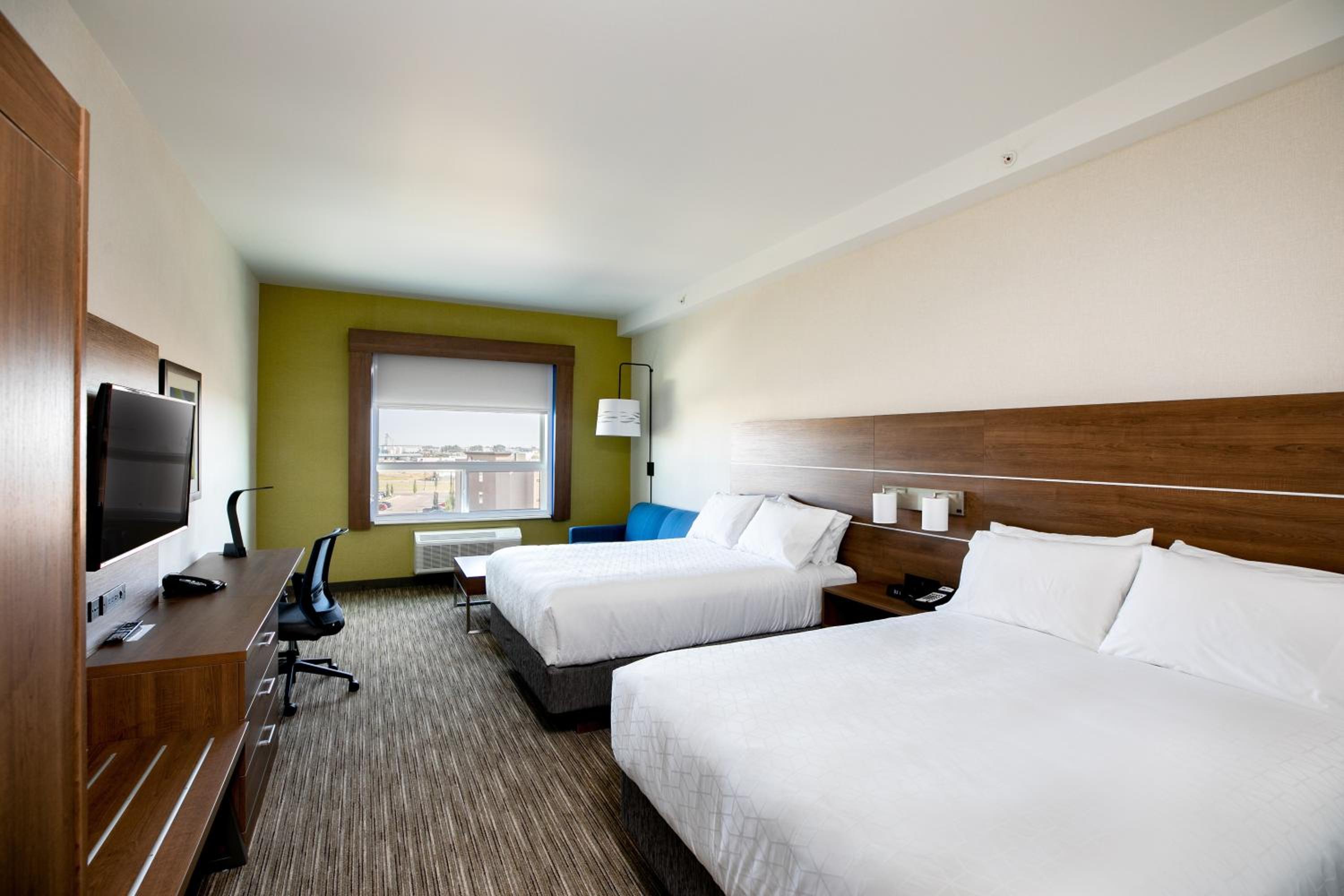 Queen Suite with Two Queen Beds and Sofa Bed - Photo 5