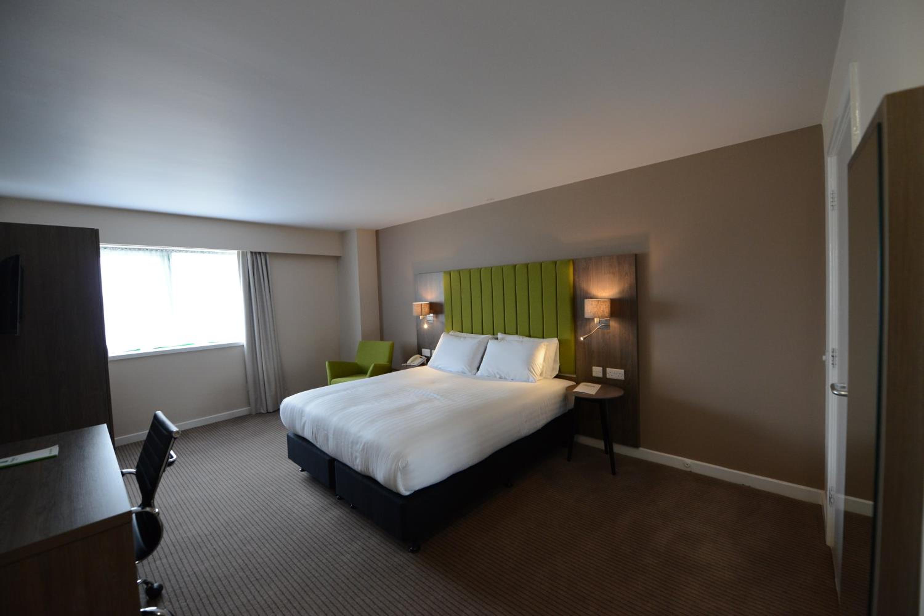 Standard King Room with Parade Ring View - Photo 1