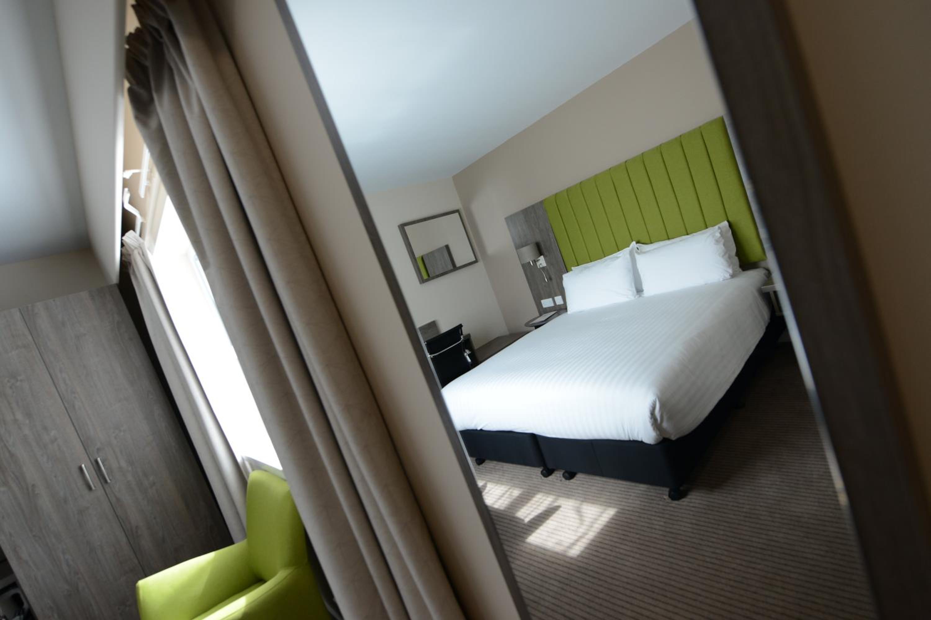 Standard King Room with Parade Ring View - Photo 3