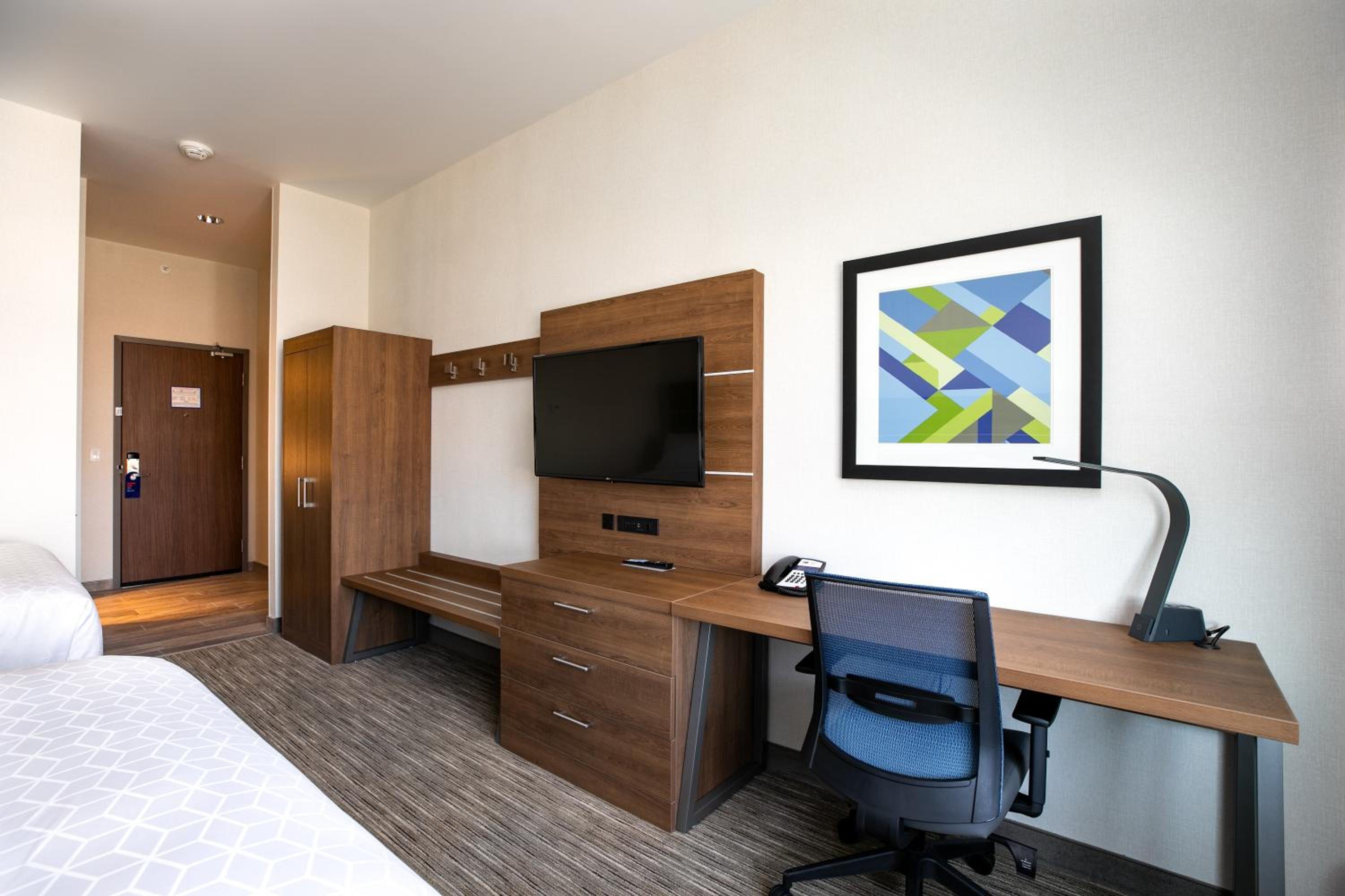 Standard Room with Two Queen Beds - Photo 3