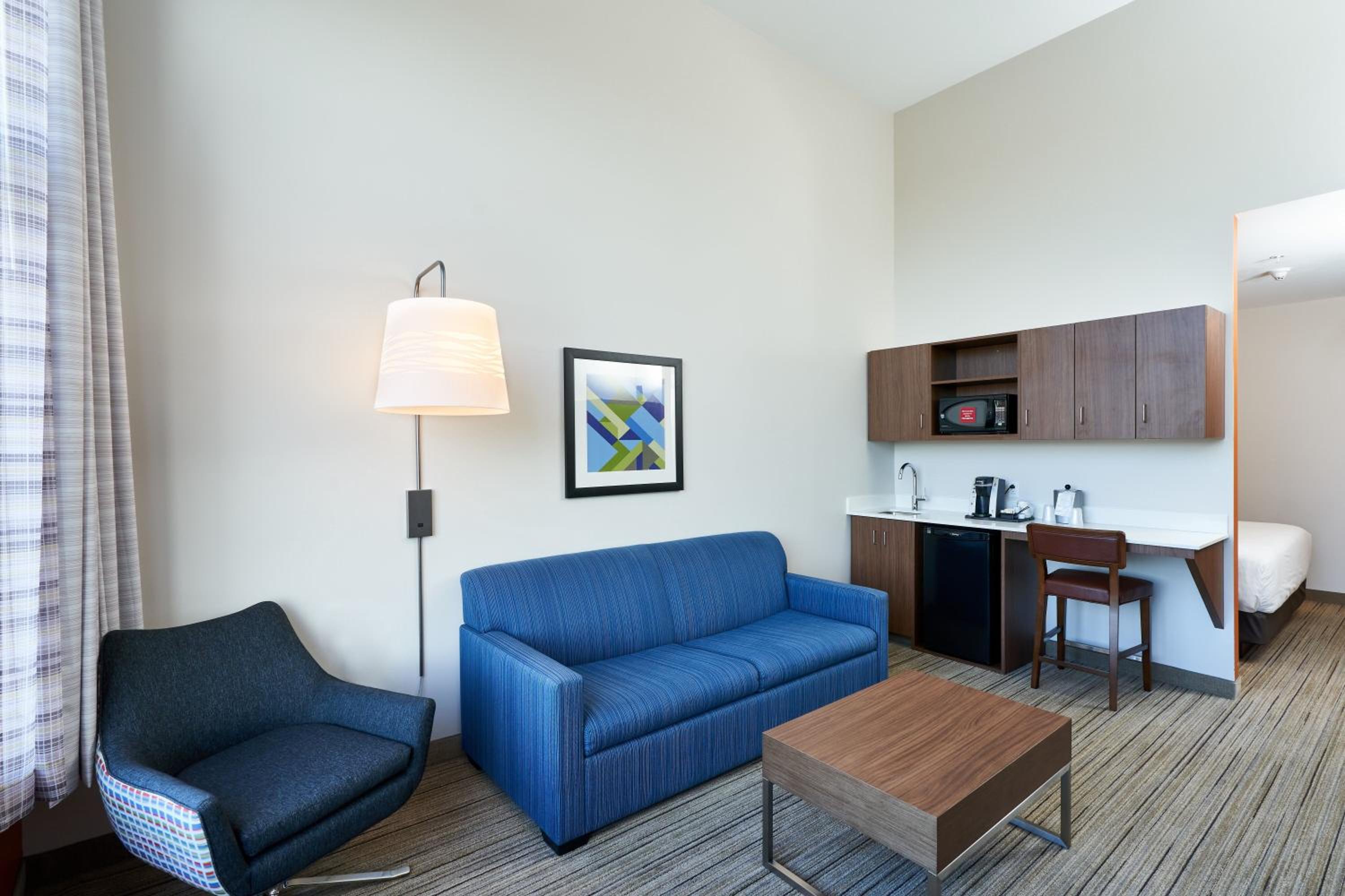 King Suite - Non-Smoking - Photo 2