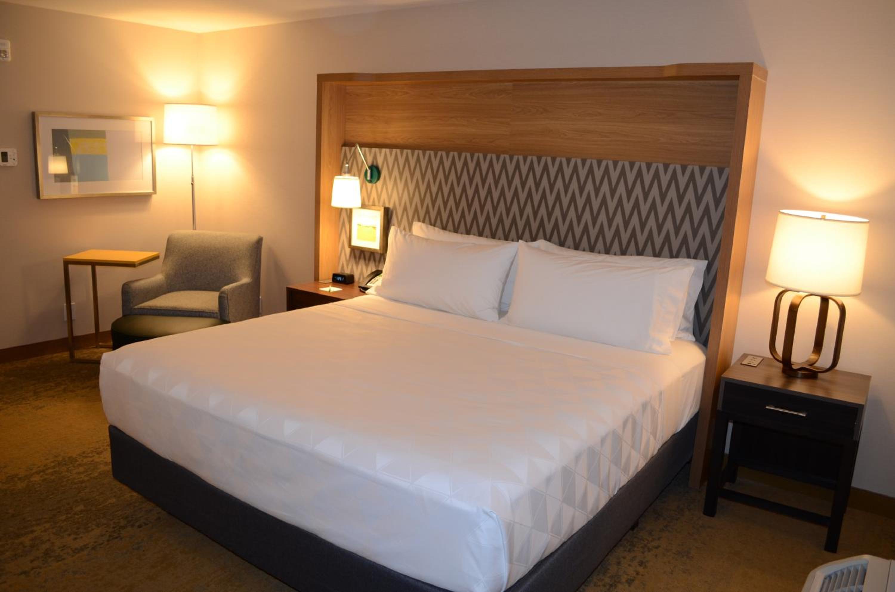 Standard King Room - Photo 5