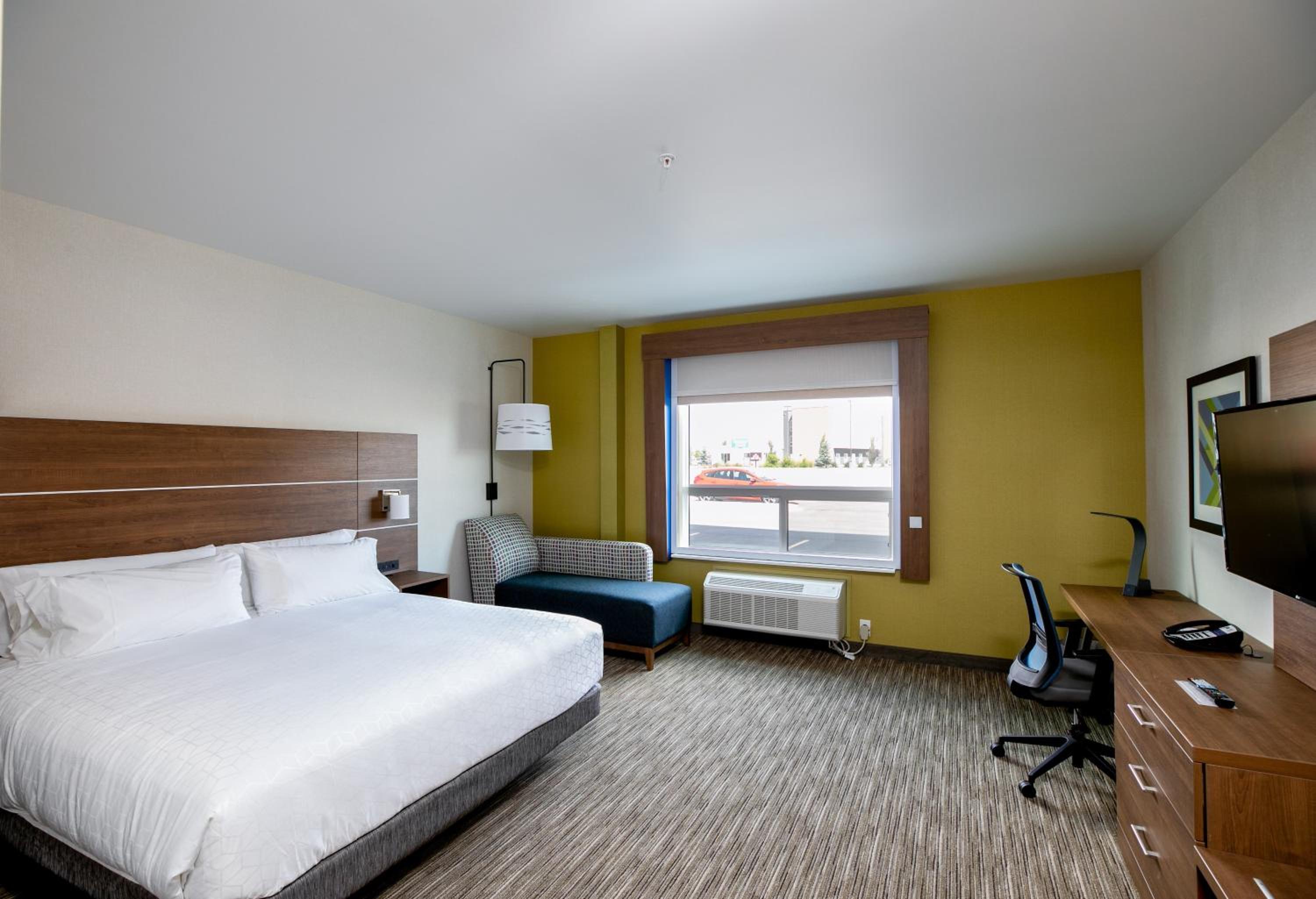 Standard King Room with Mobility Accessible Roll-In Shower - Photo 4