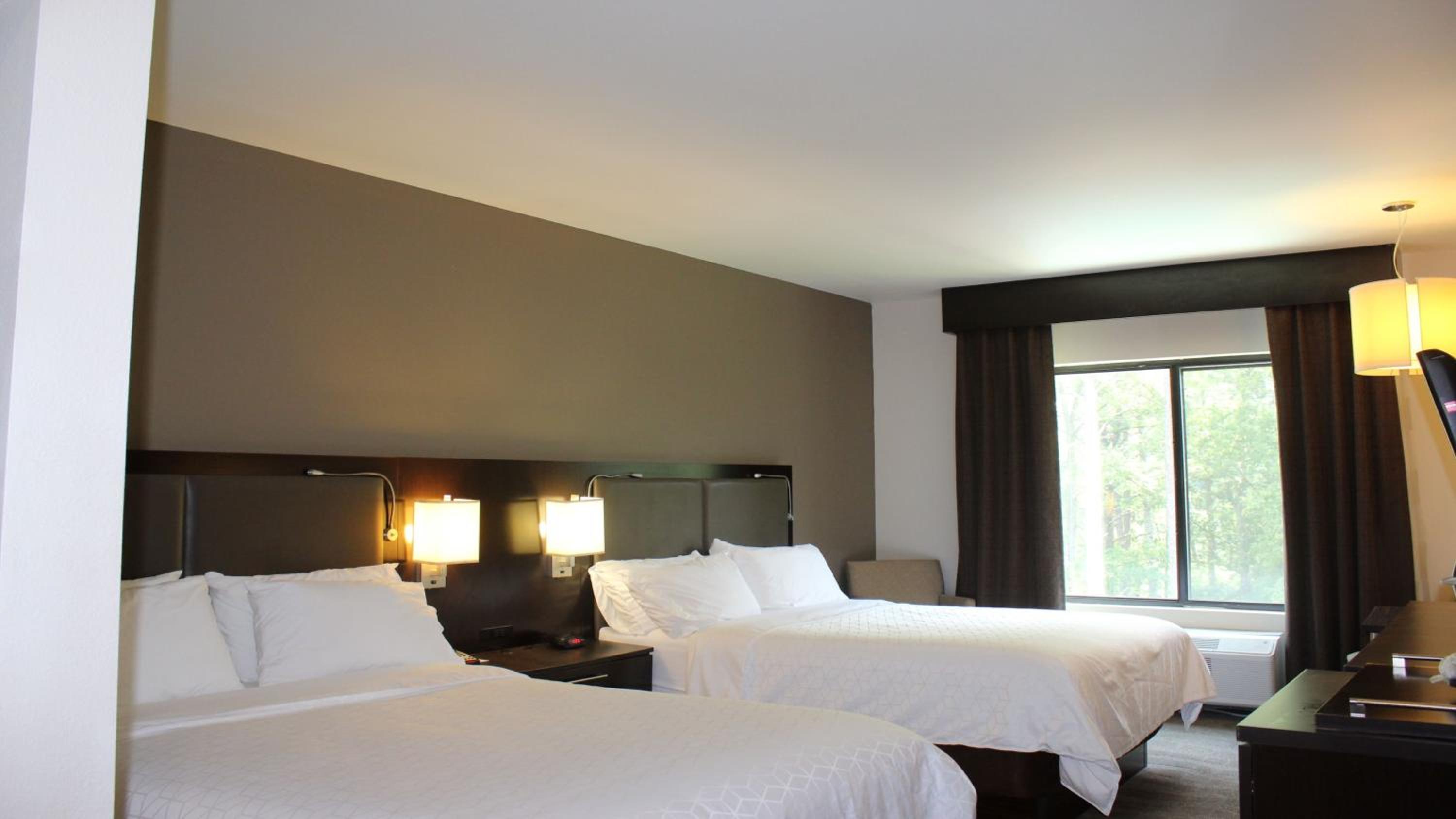 Standard Queen Room with Two Queen Beds - Photo 5
