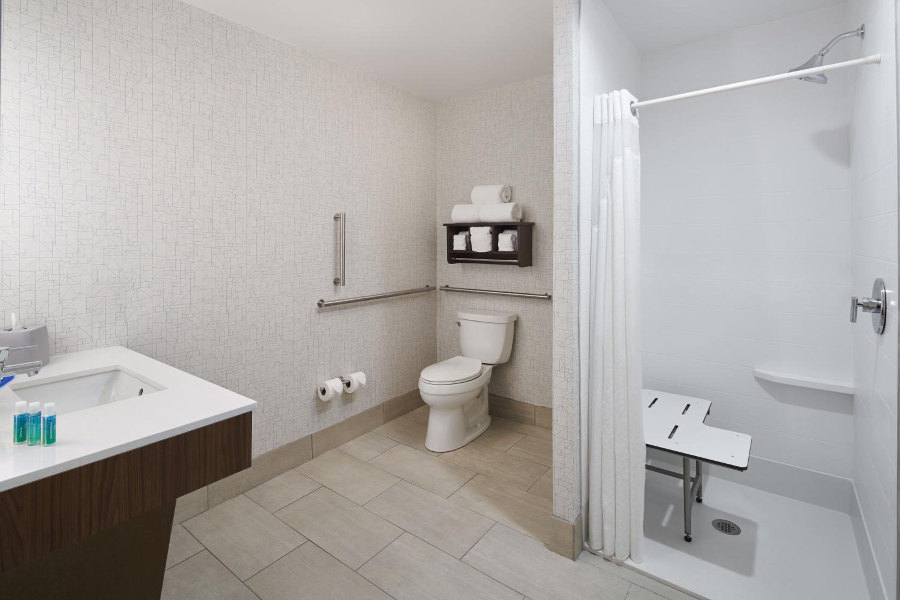 King Room with Roll-In Shower - Disability Access - Photo 3