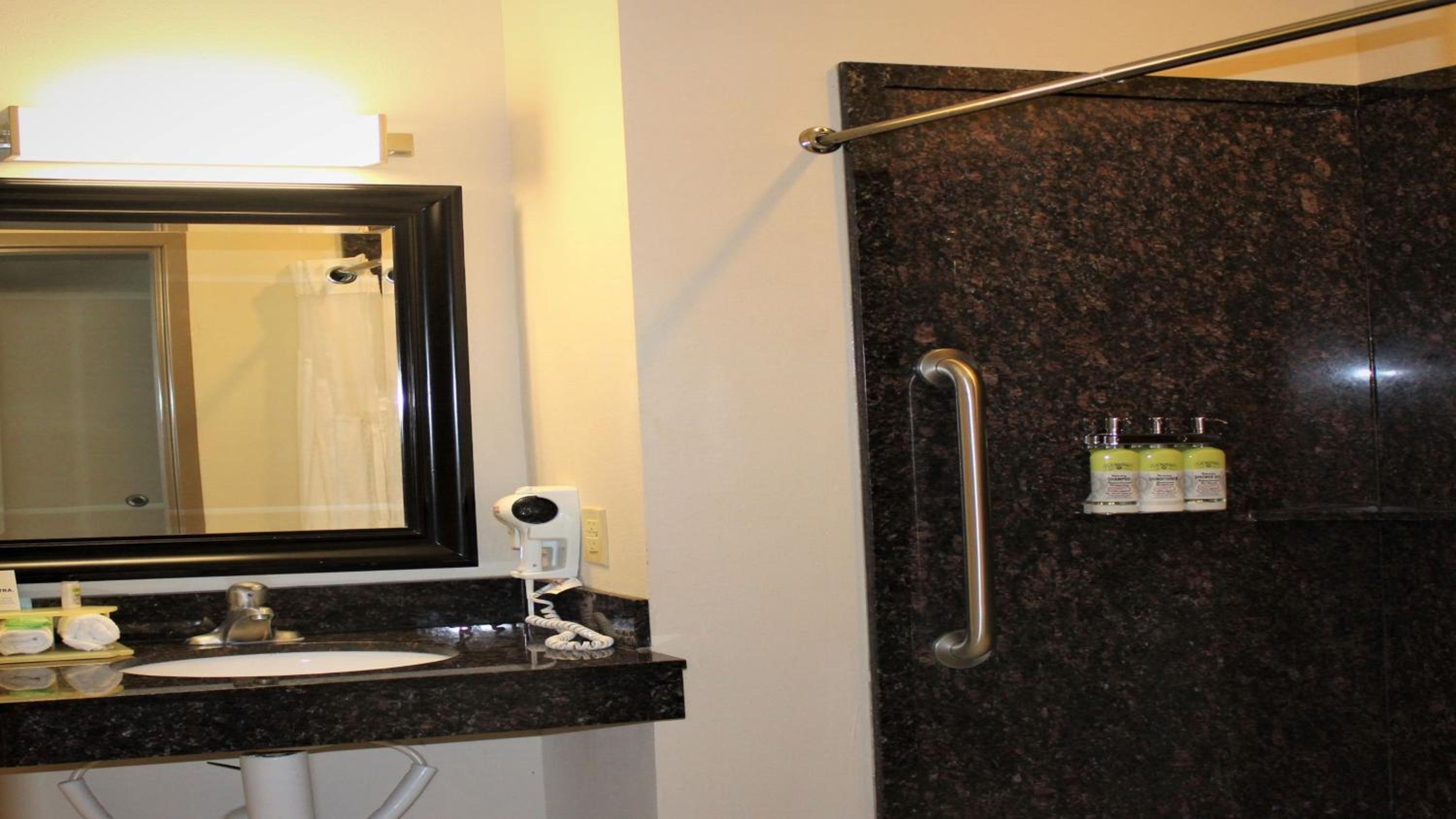 King Room - Mobility Access Tub - Non-Smoking - Photo 5