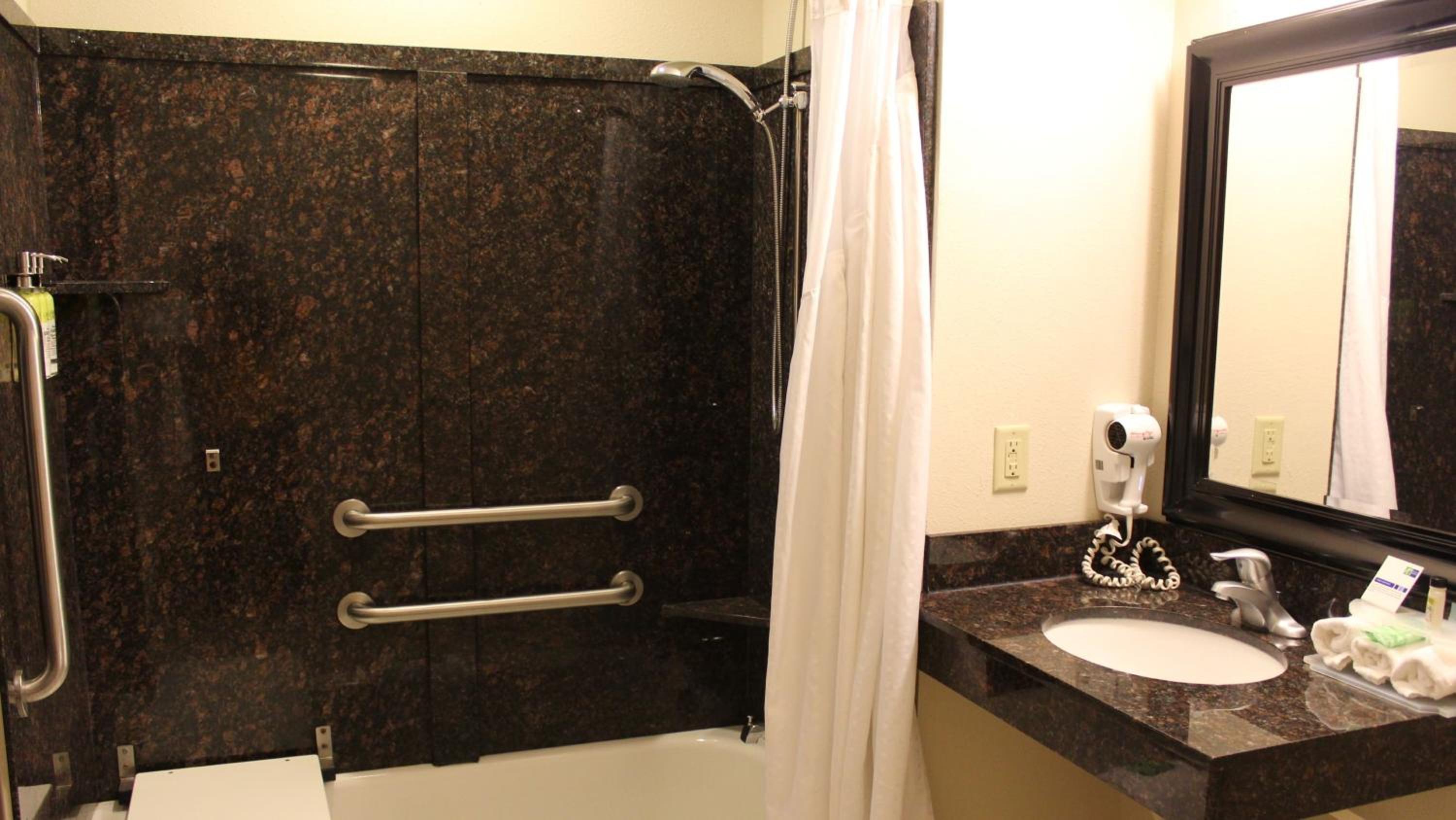 King Room - Mobility Access Tub - Non-Smoking - Photo 8