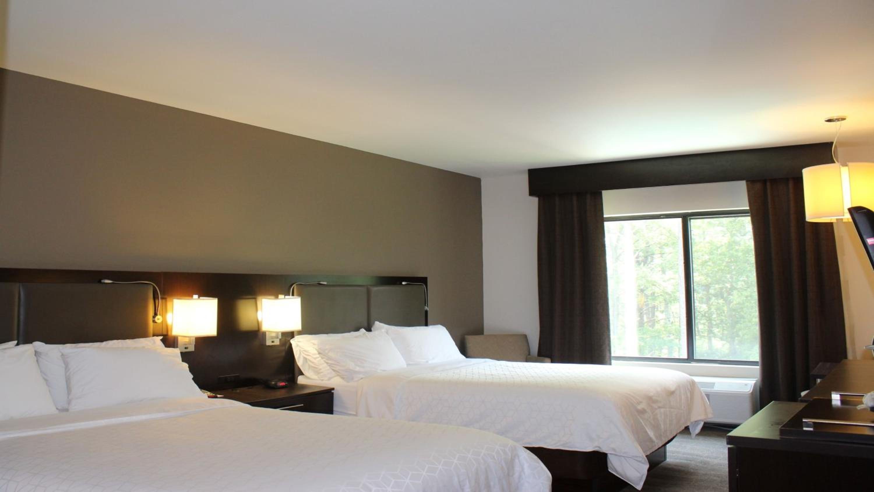 Standard Queen Room with Two Queen Beds - Photo 4