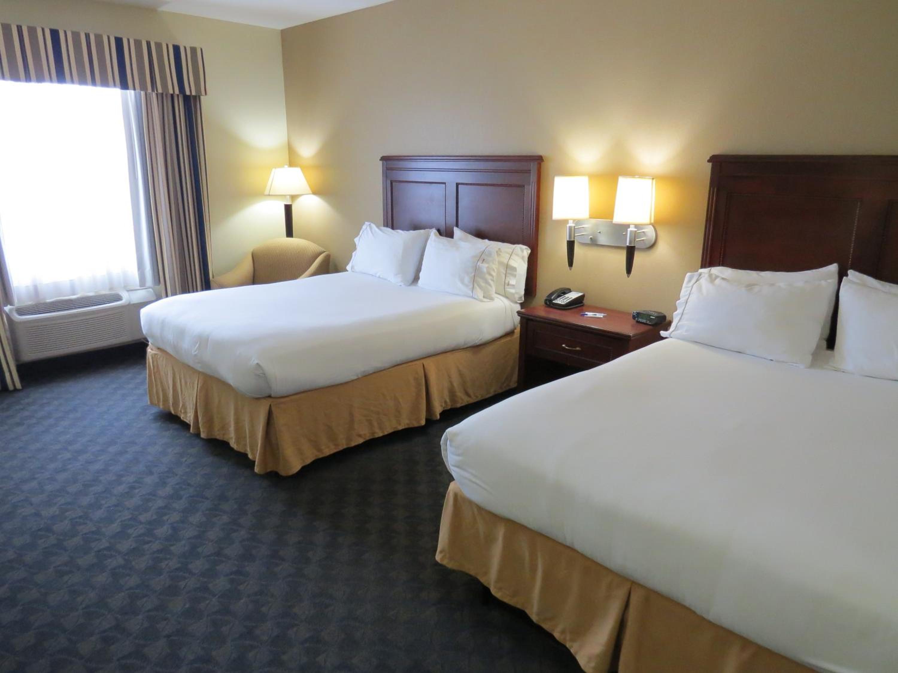 Standard Queen Room with Two Queen Beds - Photo 4