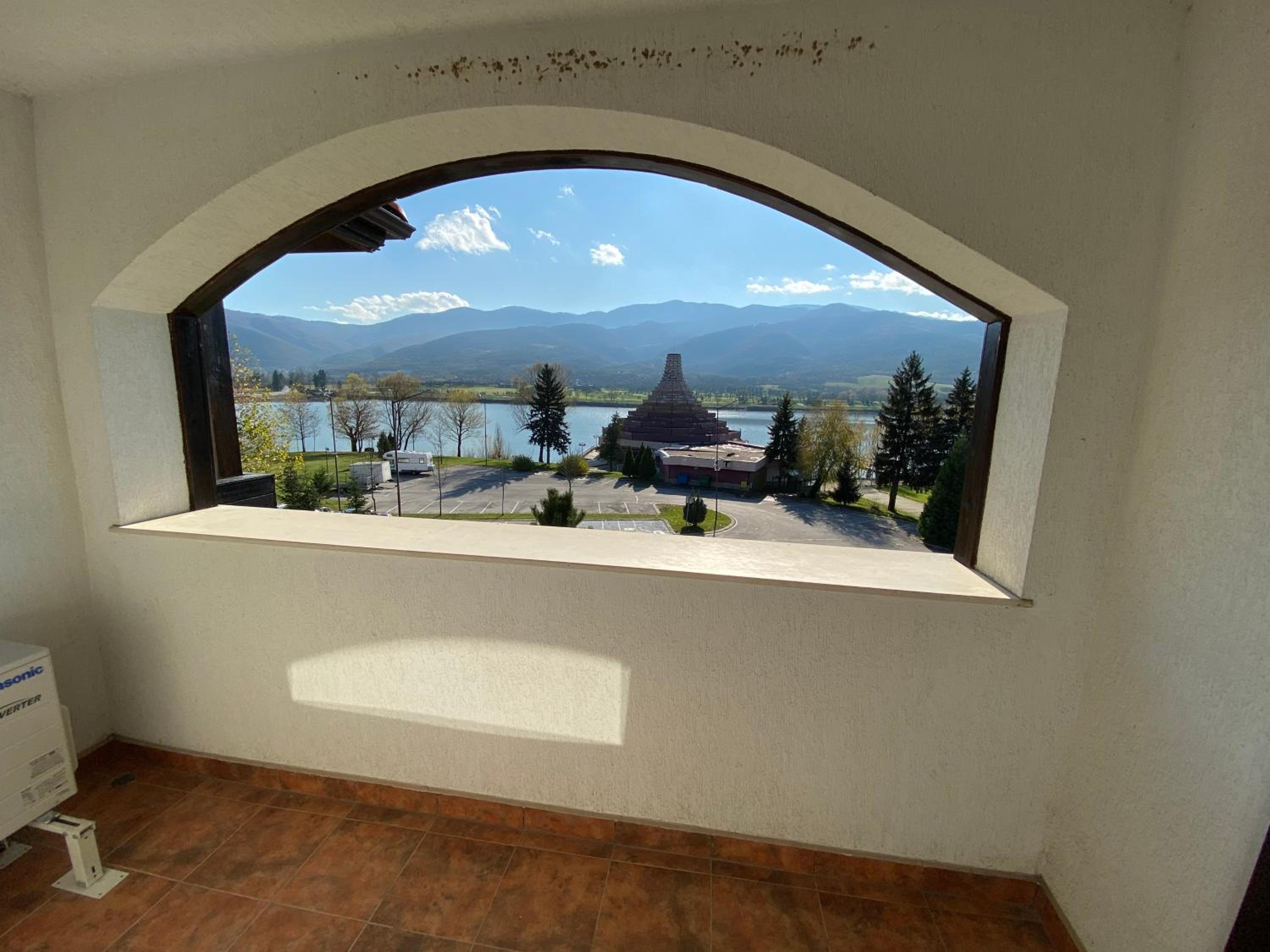 Apartment with Lake View - Photo 10