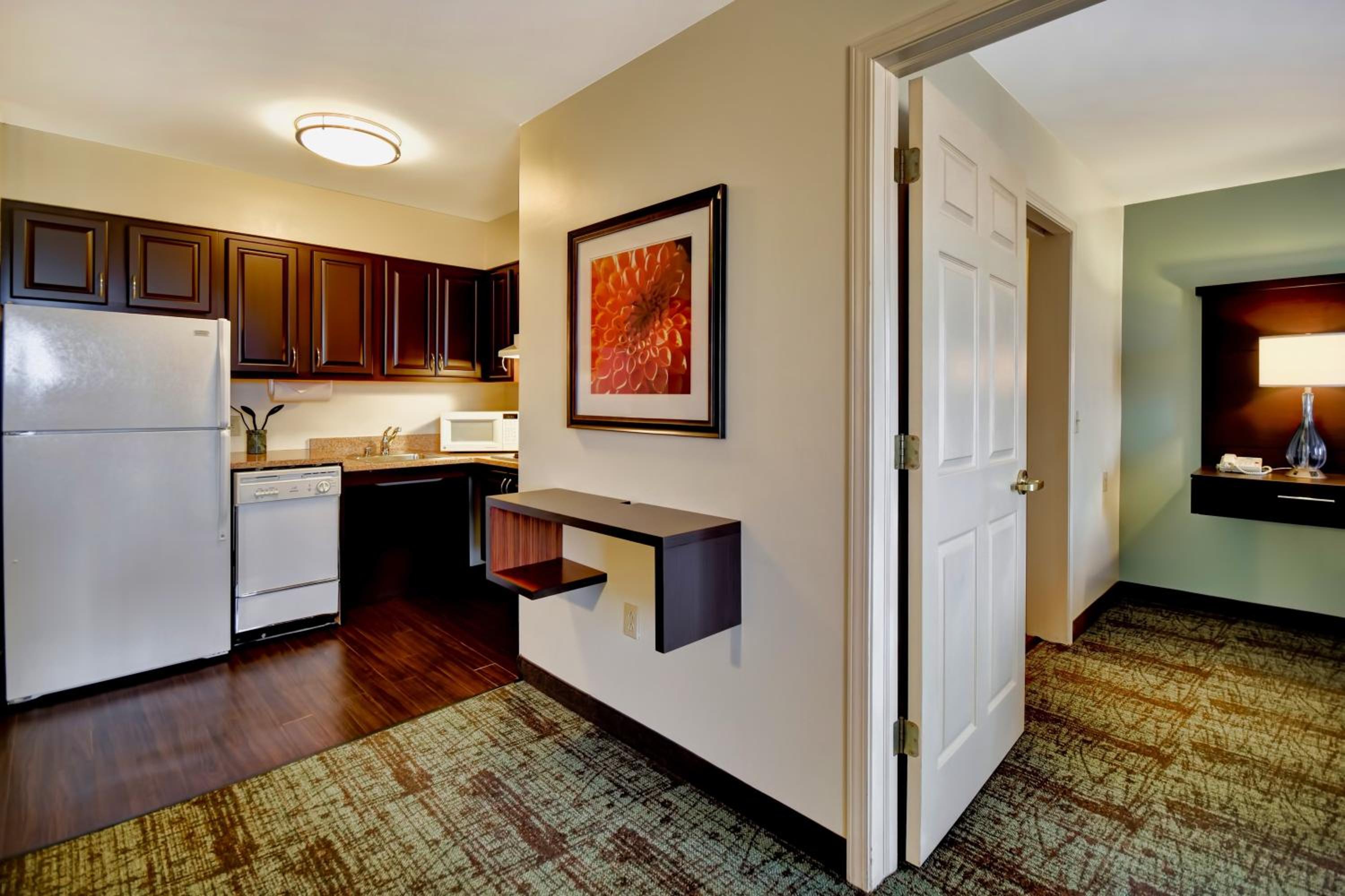 Queen Suite - Disability Access/Non-Smoking - Photo 2