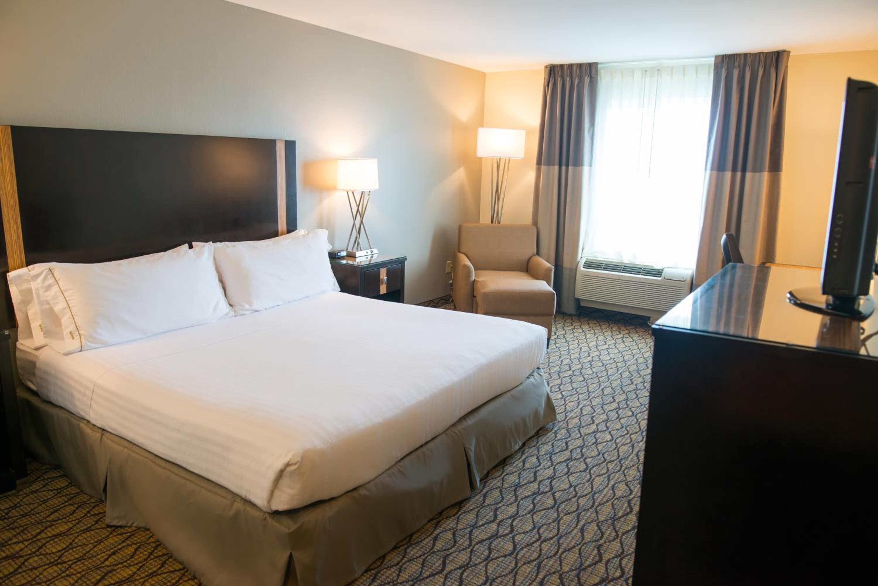 Standard King Room - Photo 5