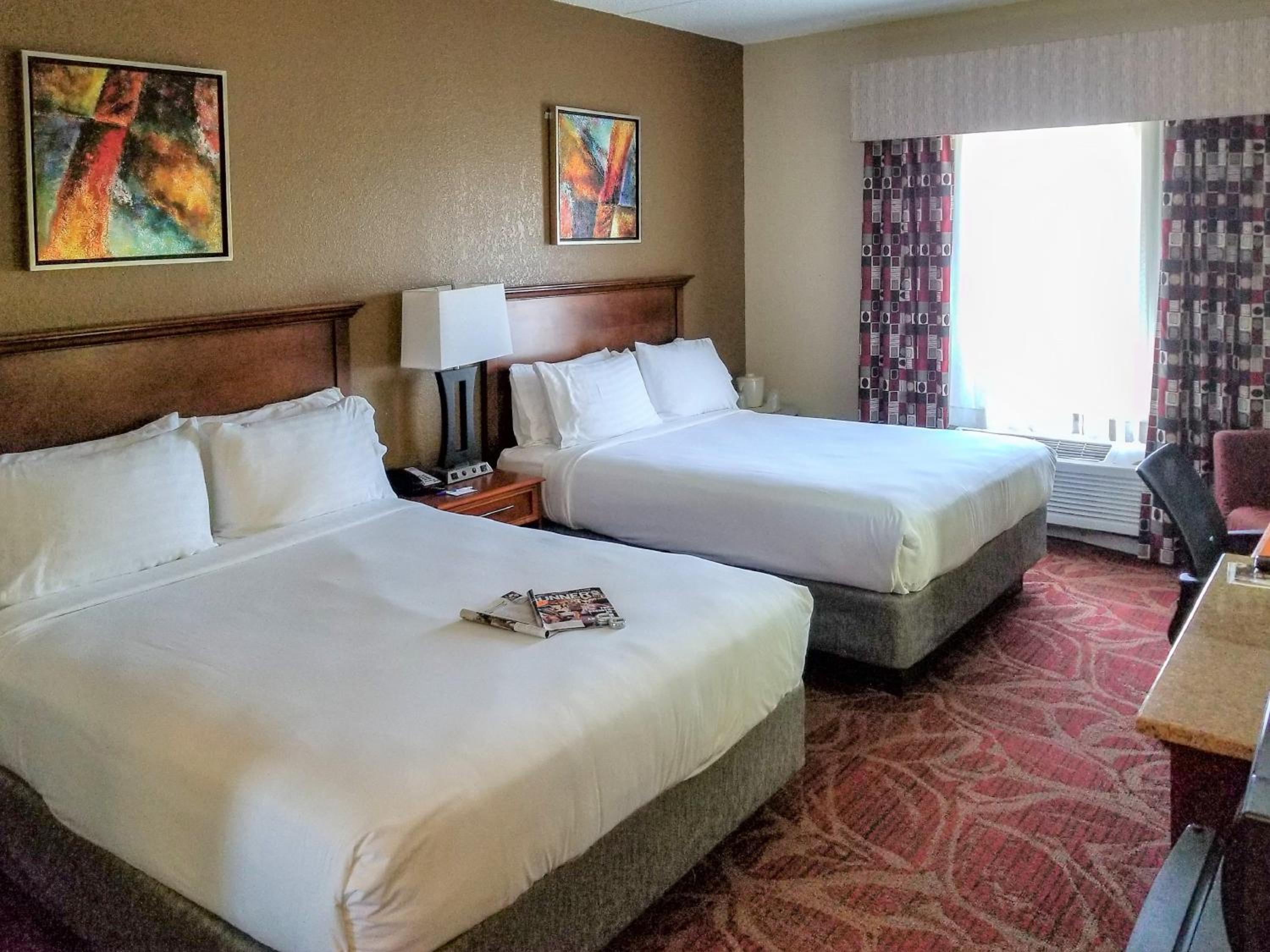 Standard Queen Room with Two Queen Beds - Photo 4