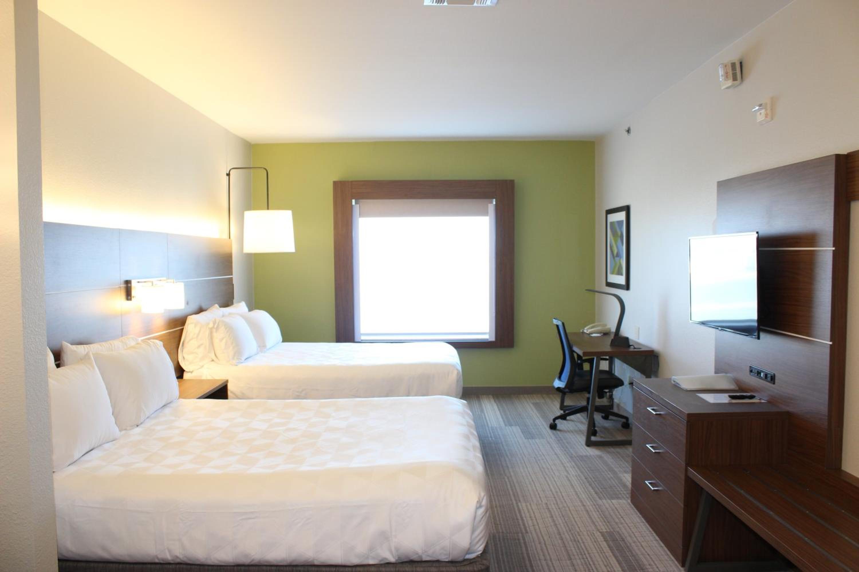 Standard Queen Room with Two Queen Beds - Photo 3