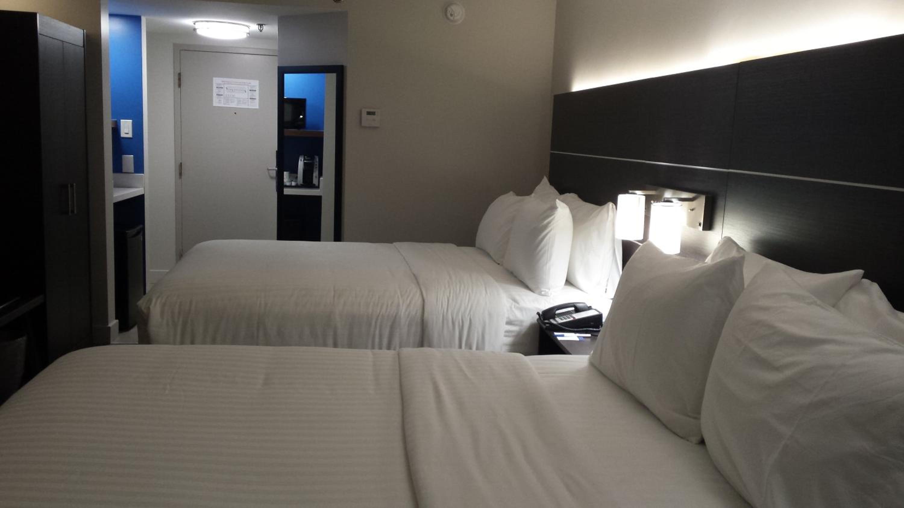 Standard Room with Two Queen Beds - Photo 5