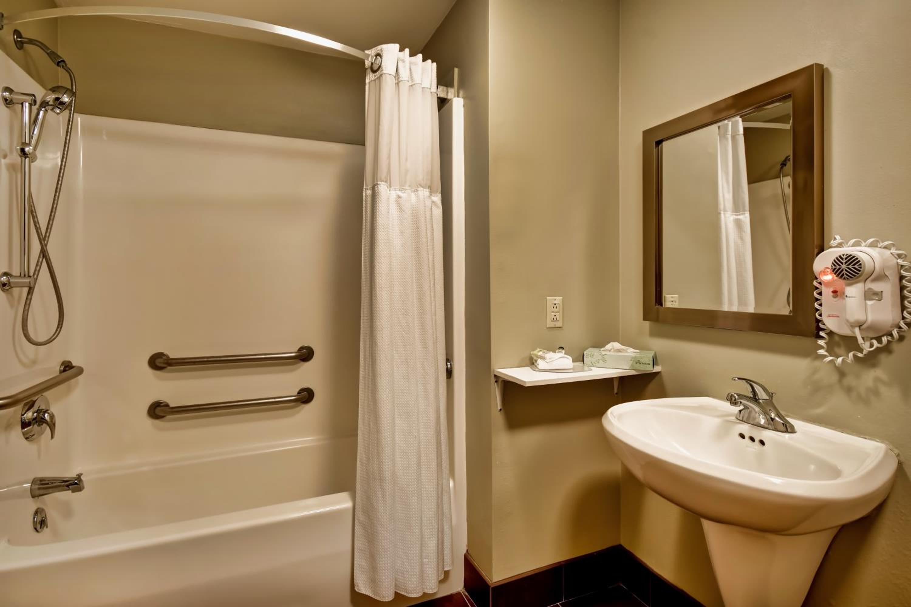 Queen Room with Mobility Accessible Tub - Non-Smoking - Photo 2