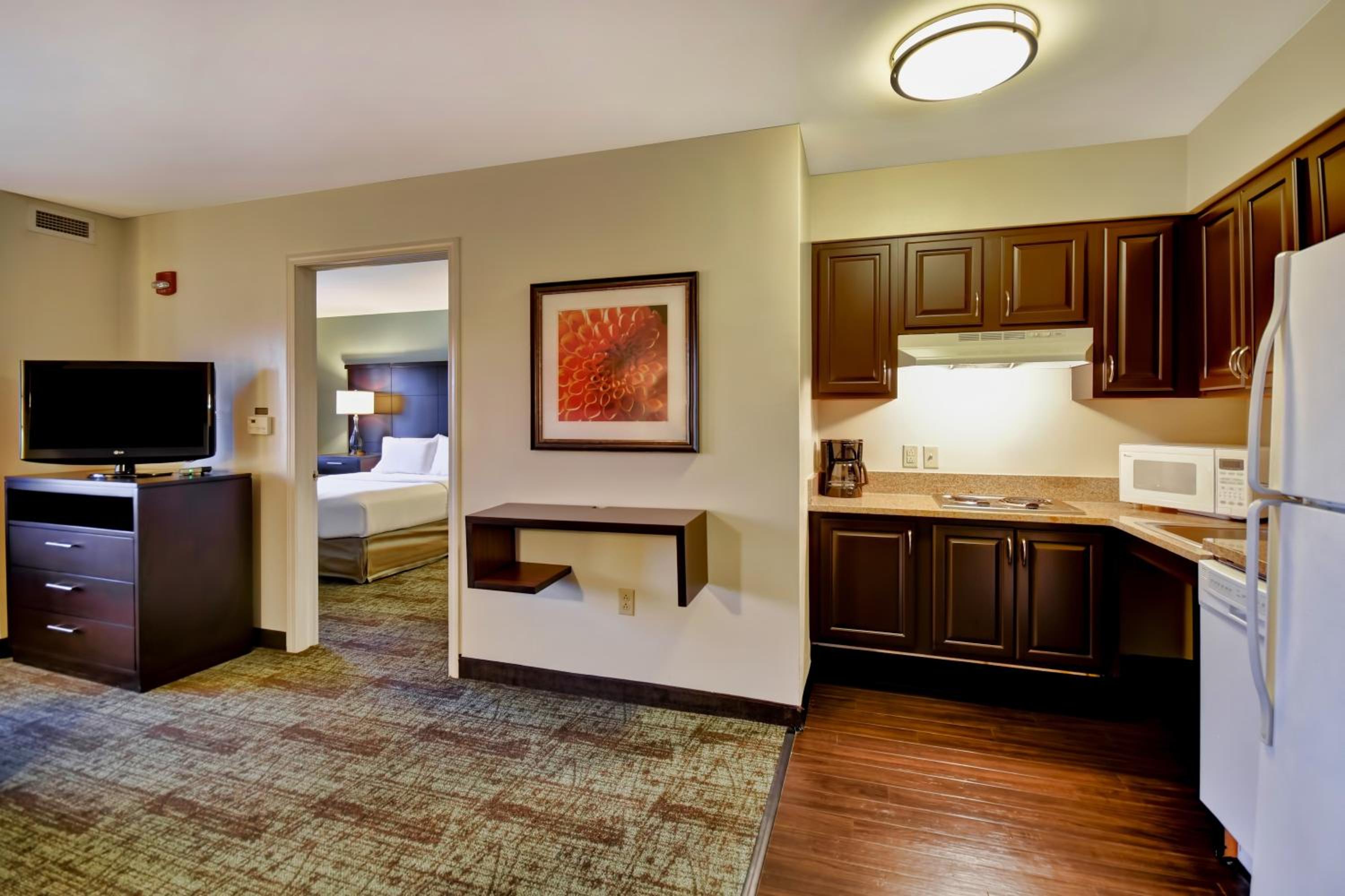 Queen Suite - Disability Access/Non-Smoking - Photo 1