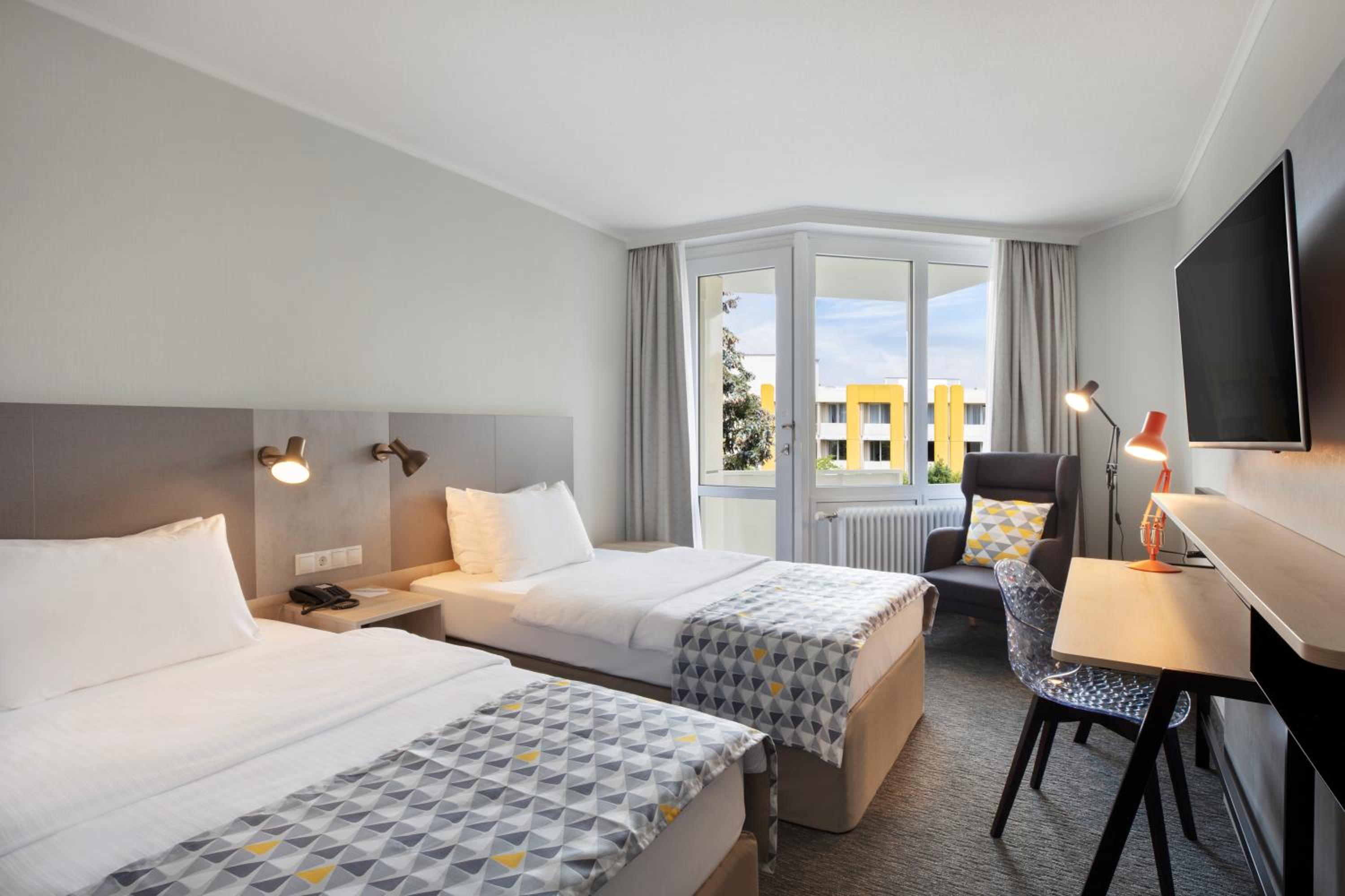 Standard Double Room with Balcony - Photo 8